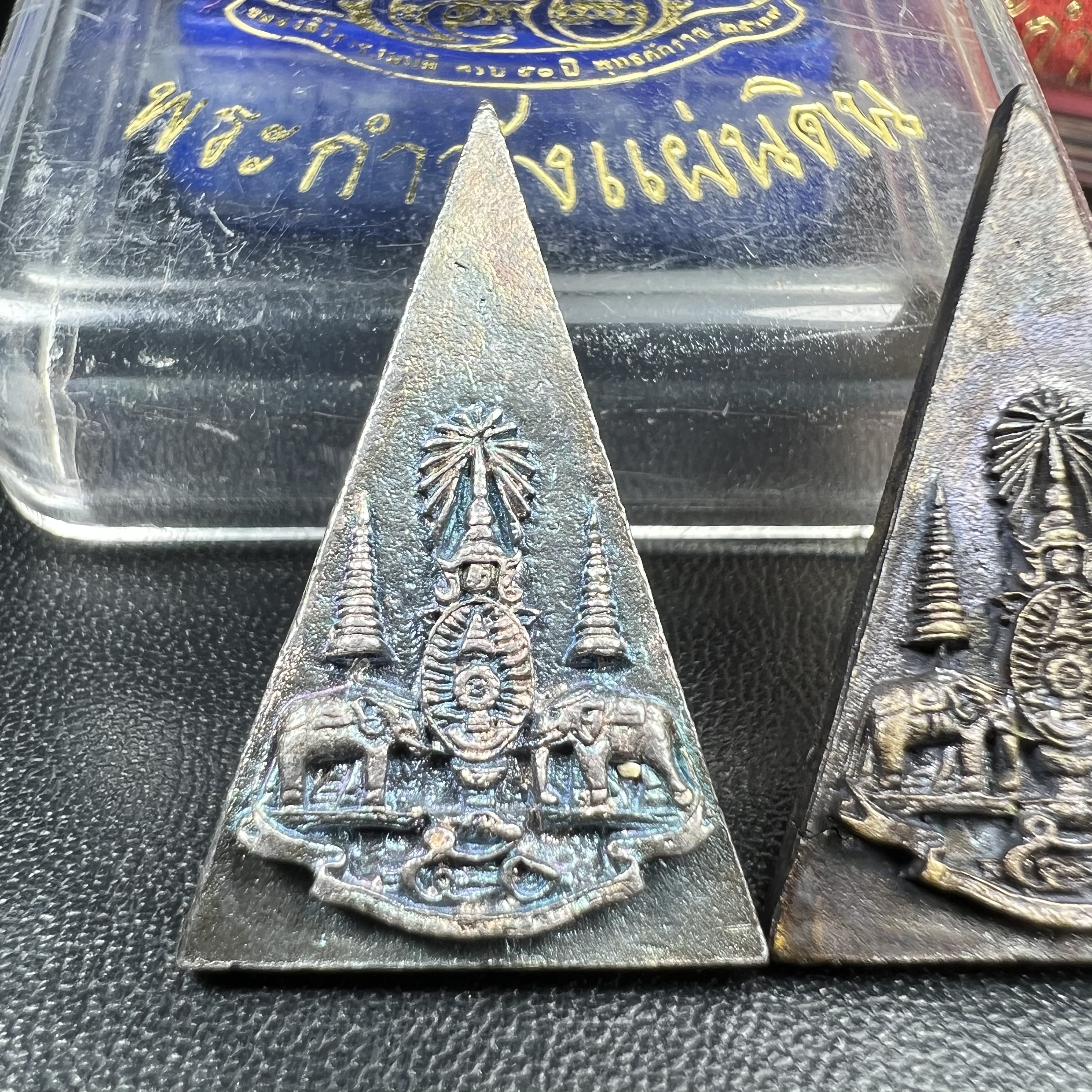 พระกำลังแผ่นดิน (สมเด็จจิตรลดา2) จัดสร้างเฉลิมพระเกียรติ ร.9 ครองราชย์ 50 ปี 2539 เนื้อเงิน(ผิวเดิมกลับดำ รุ้งๆสวย)+เนื้อนวโลหะ(สร้างน้อยหายาก)พร้อมกล่องบรรจุเดิม(1ใน2539องค์)