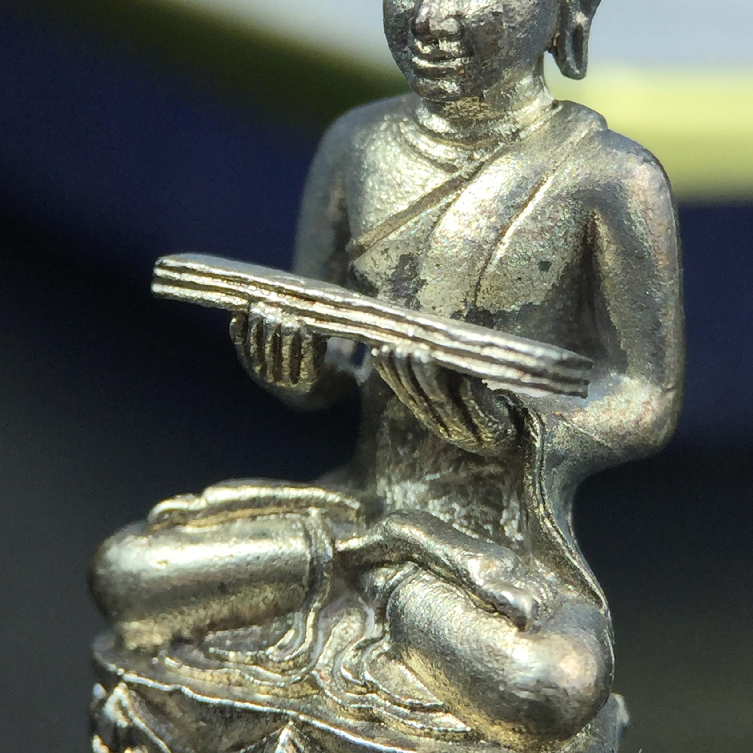 พระกริ่งปรมานุชิตชิโนรส วัดพระเชตุพนวิมลมังคลาราม(วัดโพธิ์) ปี2533 เนื้อเงิน ( ในหลวงรัชกาลที่9เสด็จเททอง)พิธีใหญ่ งดงามด้วยพุทธศิลป์เปี่ยมด้วยพุทธคุณ อีกหนึ่งรุ่นที่แนะนำสะสมบูชา