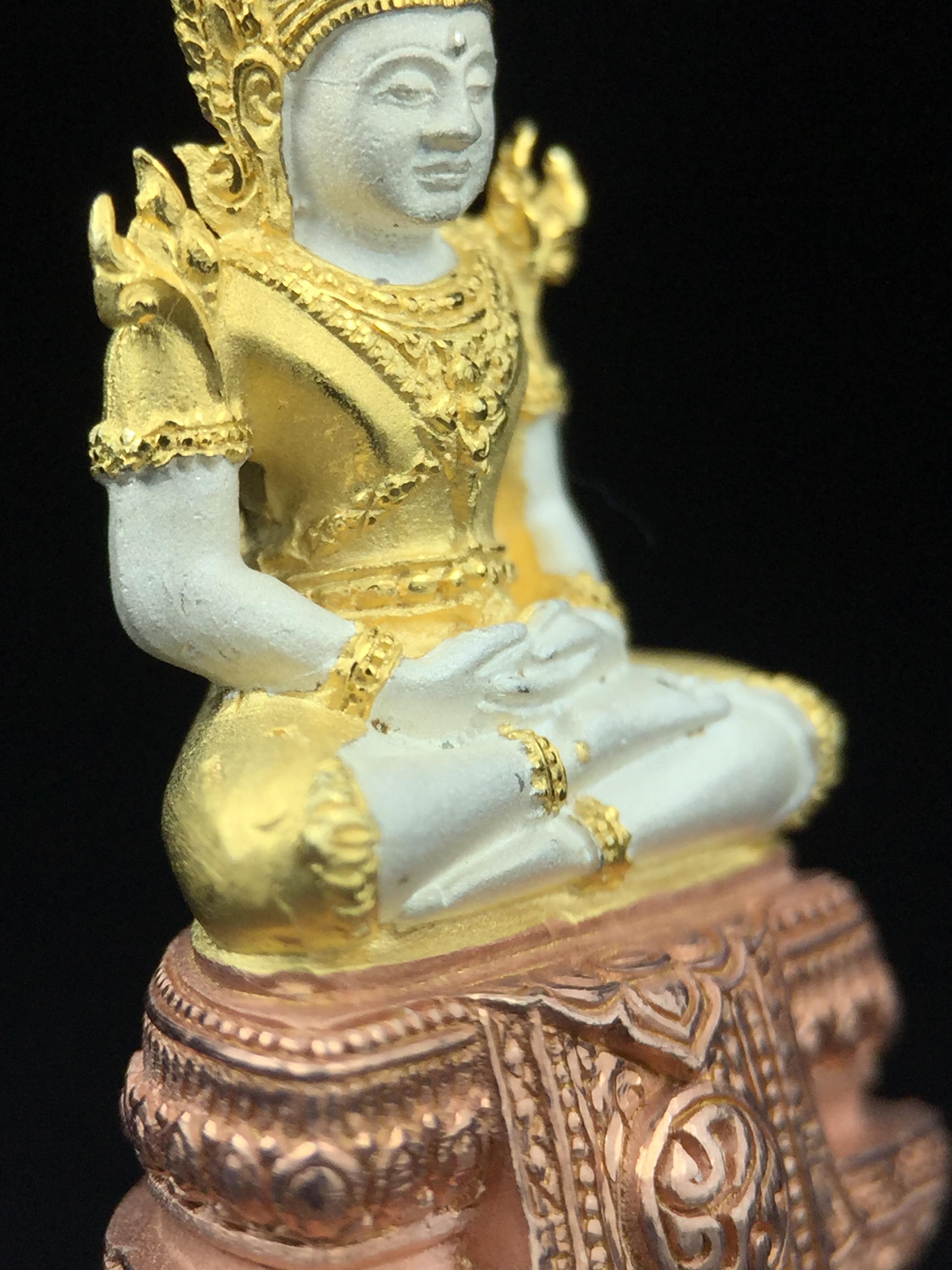 พระแก้วมรกต ภปร. ปี2547 จัดสร้างโดย รพ.ภูมิพลฯ เนื้อเงิน (3 กษัตริย์)ลอยองค์ หน้าตัก 1/2 นิ้ว งดงามทรงคุณค่าอีกหนึ่งรุ่นยอดนิยม หายาก