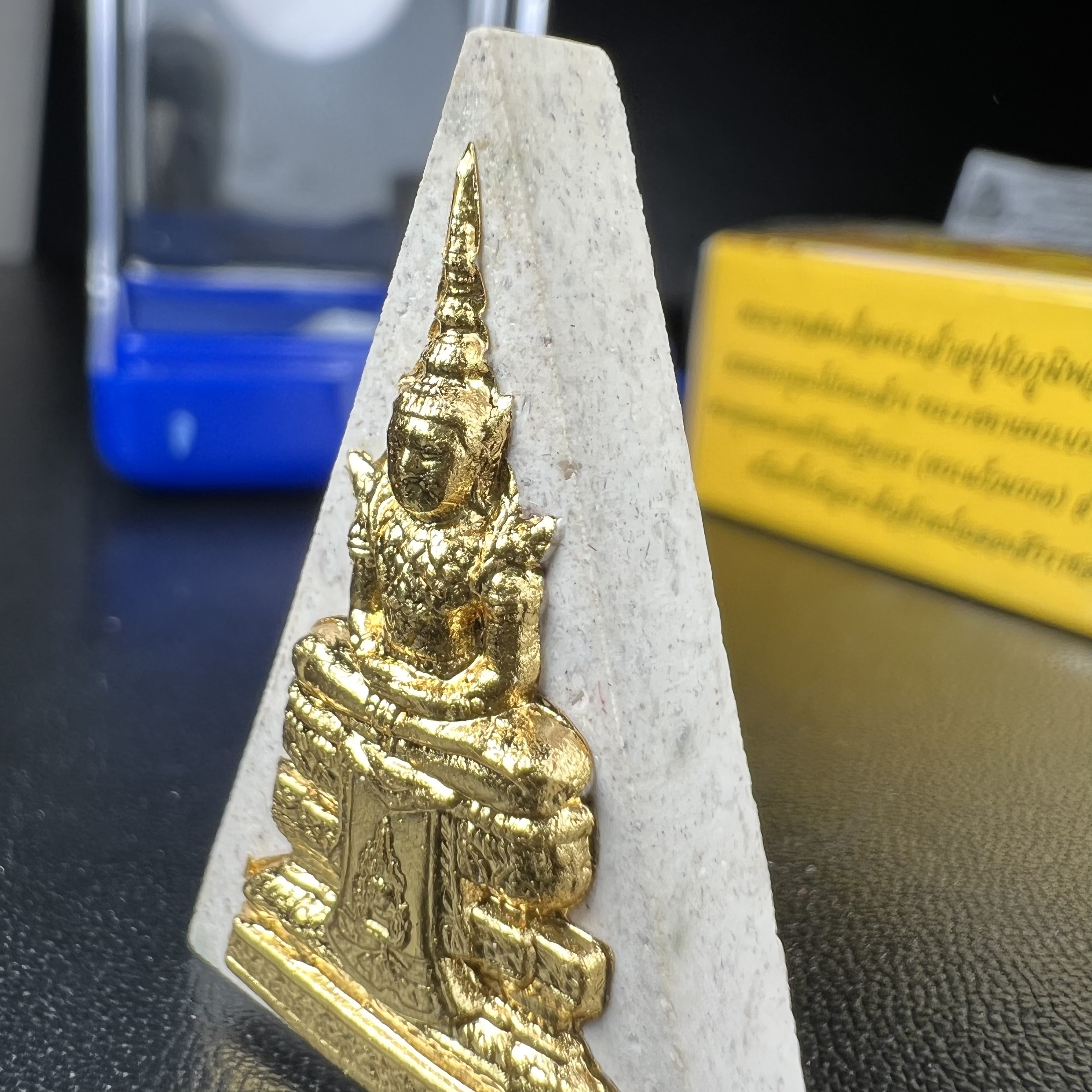 พระแก้วมรกต(จำลอง)ทรงเครื่องฤดูร้อน พระผงบูชา ด้านหน้าปิดทอง ด้านหลังตราสัญลักษณ์ฉลองสิริราชสมบัติครบ 60ปี เนื้อเงิน(รุ่นนี้ได้พระราชทานเส้นพระเจ้า(เส้นผม)รัชกาลที่9ในการจัดสร้าง)