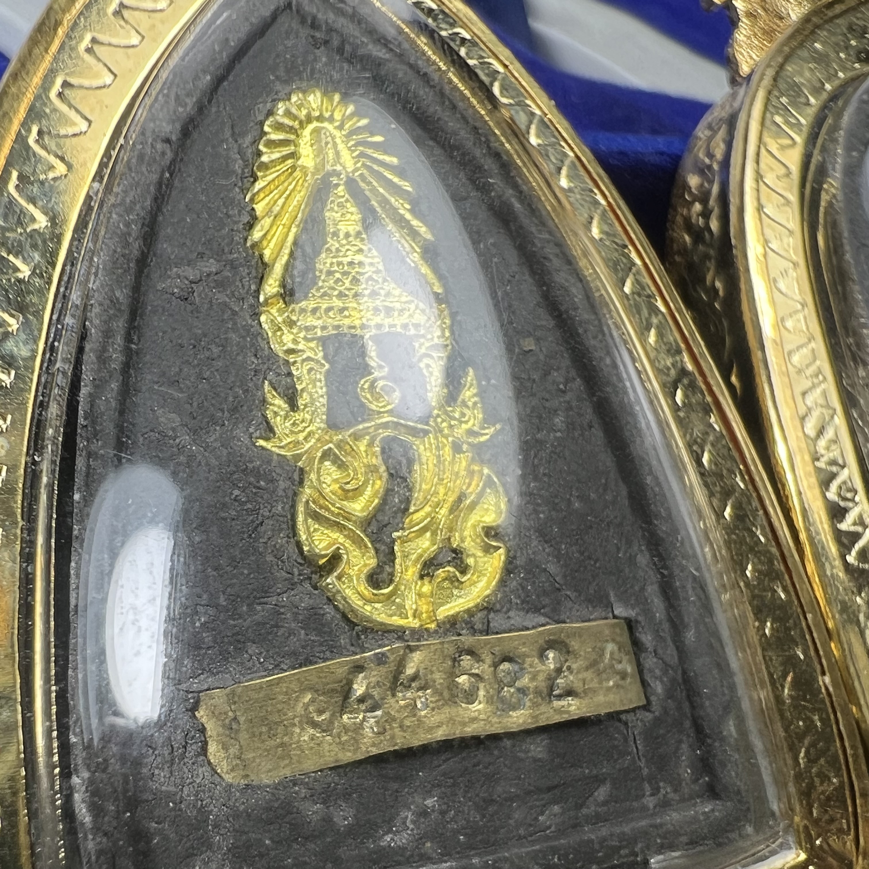 พระคู่ชุดของขวัญ พระหลวงปู่ทวด ภปร.ปี2547 ทรงกลีบบัวและกลีบขนุน(พิมพ์เตารีดและพิมพ์พระรอด)(ชนวนเก่า)เนื้อว่านด้านหลังมี ภปร. เป็นโลหะผสมสูง 3.3ซม.พิธีใหญ่ มวลสารดี ปลุกเสกวัดพระแก้ว(พร้อมกล่องบรรจุเดิม งานเลี่ยมกรอบเดิมจากผู้จัดสร้างห่อหุ้มด้วยทองนพเกล้า)