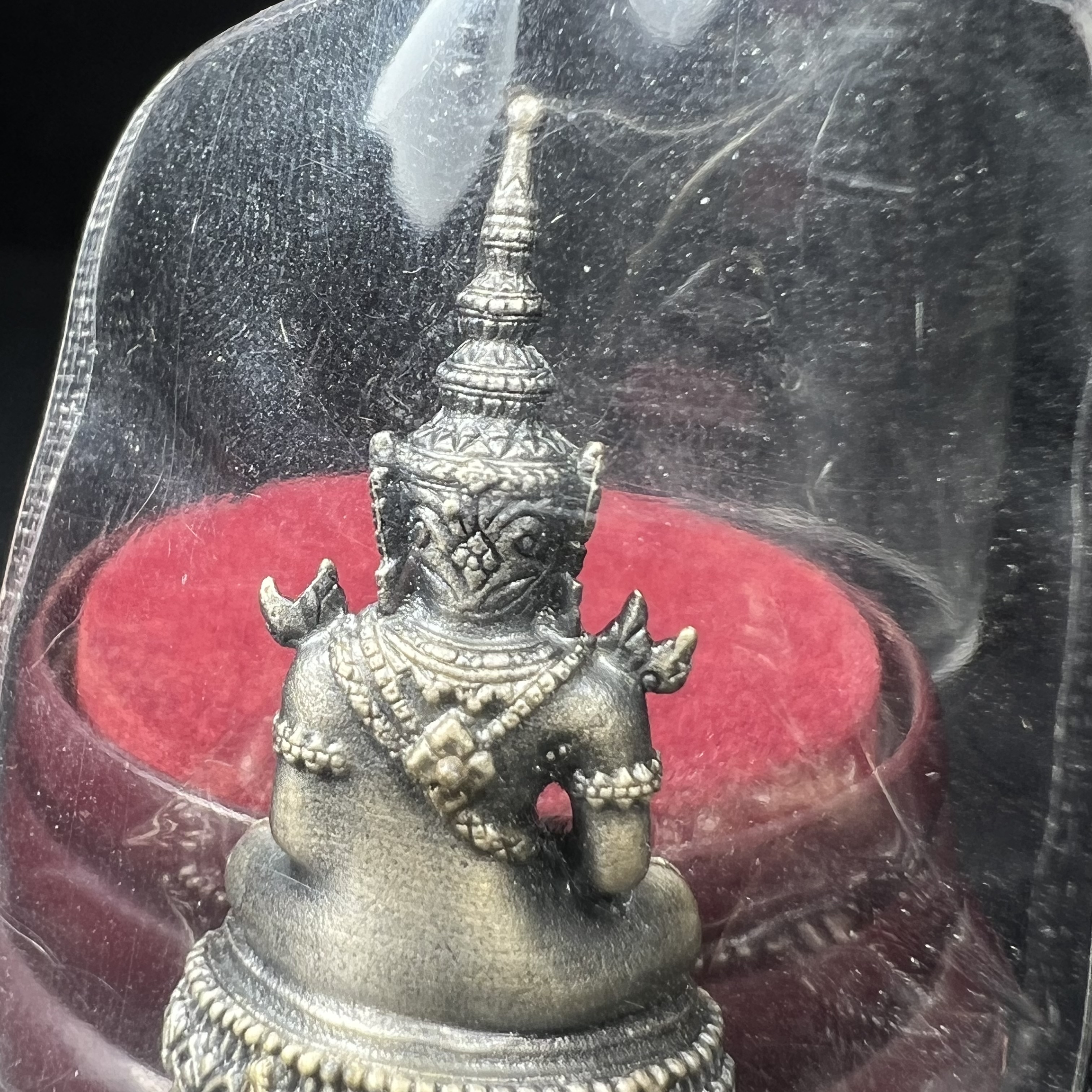 พระแก้วมรกต ภปร.(รุ่นแรก) ปี2545 รุ่นฉลองกรุงรัตนโกสินทร์ครบ 220 ปี พิมพ์ลอยองค์ใหญ่ เนื้ออัลปาก้า ชุบเงินลงดำ ขนาด 19*35 มม. พร้อมครอบตั้งโชว์เดิม องค์พระซีนซองเดิม สวยครบสมบูรณ์