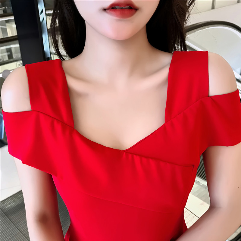 ชุดเดรสสั้นผ้ายืดสีแดง คอเหลี่ยม แขนสั้นโชว์ไหล่ กระโปรงทรงเอสวยสดใส