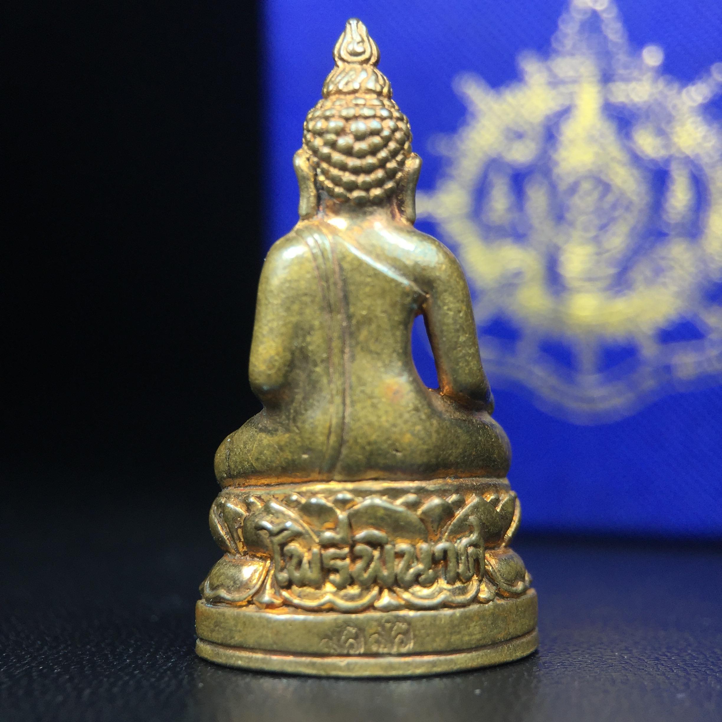 พระกริ่งไพรีพินาศ เฉลิมพระเกียรติ พระบาทสมเด็จพระเจ้าอยู่หัวรัชกาลที่9 พระชนมพรรษา 6 รอบ ปี2542เนื้อสัมฤทธิ์(บรรจุเหล็กไหล)ดีนอก-ดีใน(องค์นี้เป็นเนื้อสัมฤทธิ์ พิเศษกรรมการ ตอก 2 โค๊ต หมายเลข ๒๑๐๓)หายาก