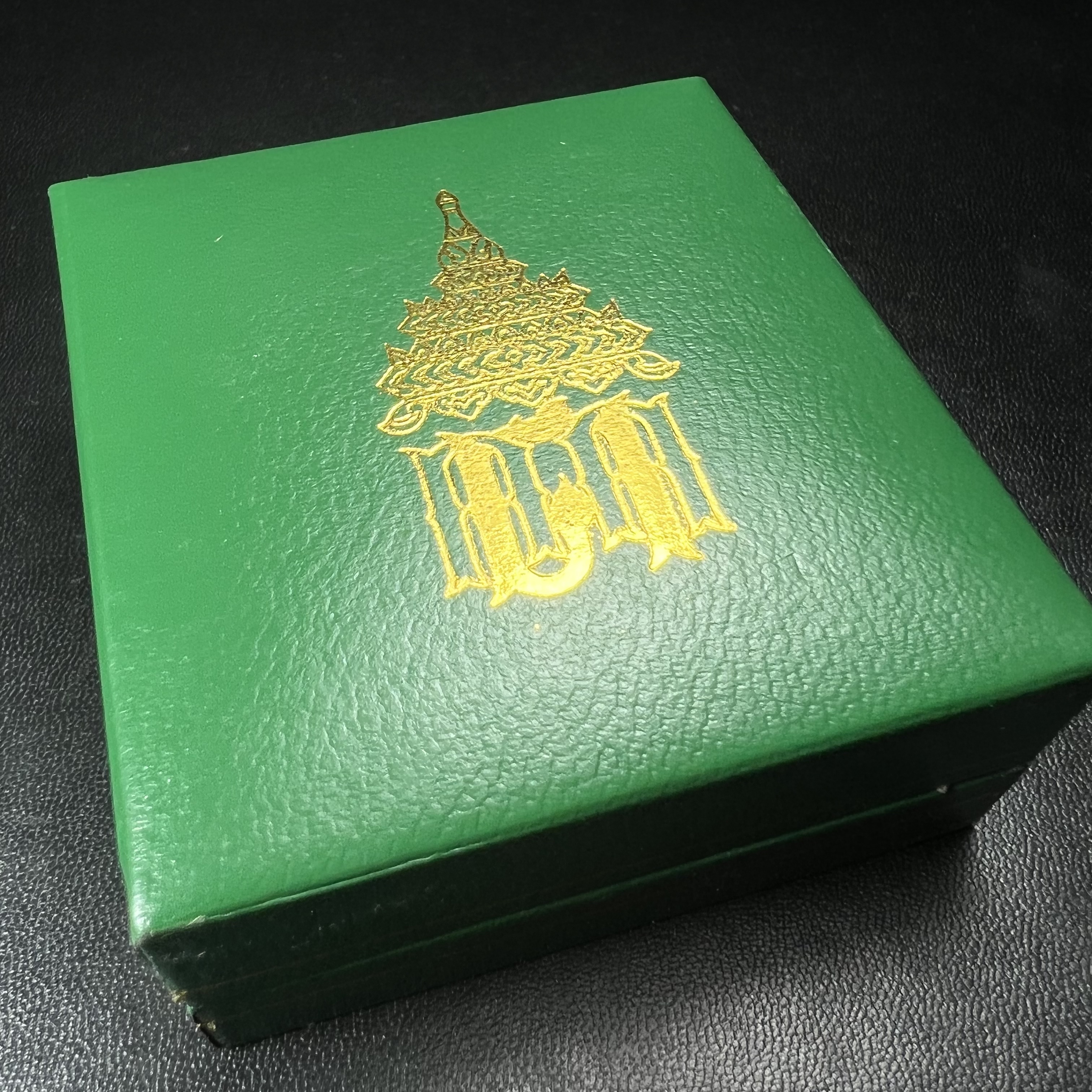 พระพุทธโสธร รุ่น กศก. 120 ปี เนื่องในโอกาสครบ 120 ปี กรมศุลกากร กระทรวงการคลัง จัดสร้าง ปี 2537 เนื้อเงินบริสุทธิ์ 99.9% ผิวขัดเงา(ขึ้นสีรุ้งธรรมชาติสวย)(งานบริษัท แพรนด้า จิวเวลรี่)สวยงดงาม ทรงคุณค่า สีสันที่ธรรมชาติสรรค์สร้าง