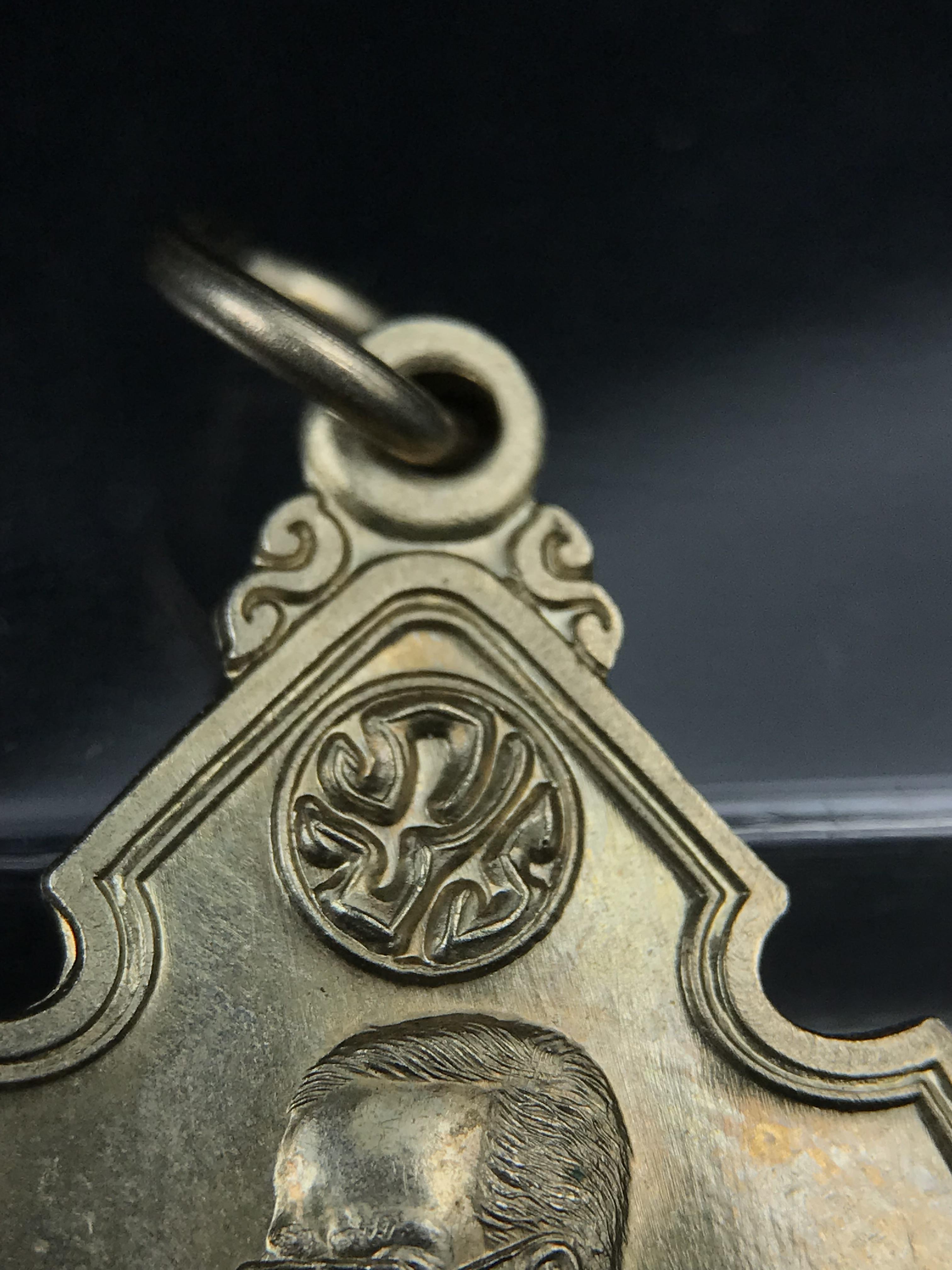 เหรียญครอบครูช่างหลวง(ในหลวงทรงดนตรี) เนื้ออัลปาก้า ปี 2550(หายาก)สุดยอดแห่งความหายากมีหมุนเวียนให้เห็นน้อยมากเป็นอีกหนึ่งรุ่นยอดนิยมของเสด็จพ่อร.9เหรียญนี้สวยมากผิวน้ำทองทั่วทั้งเหรียญ