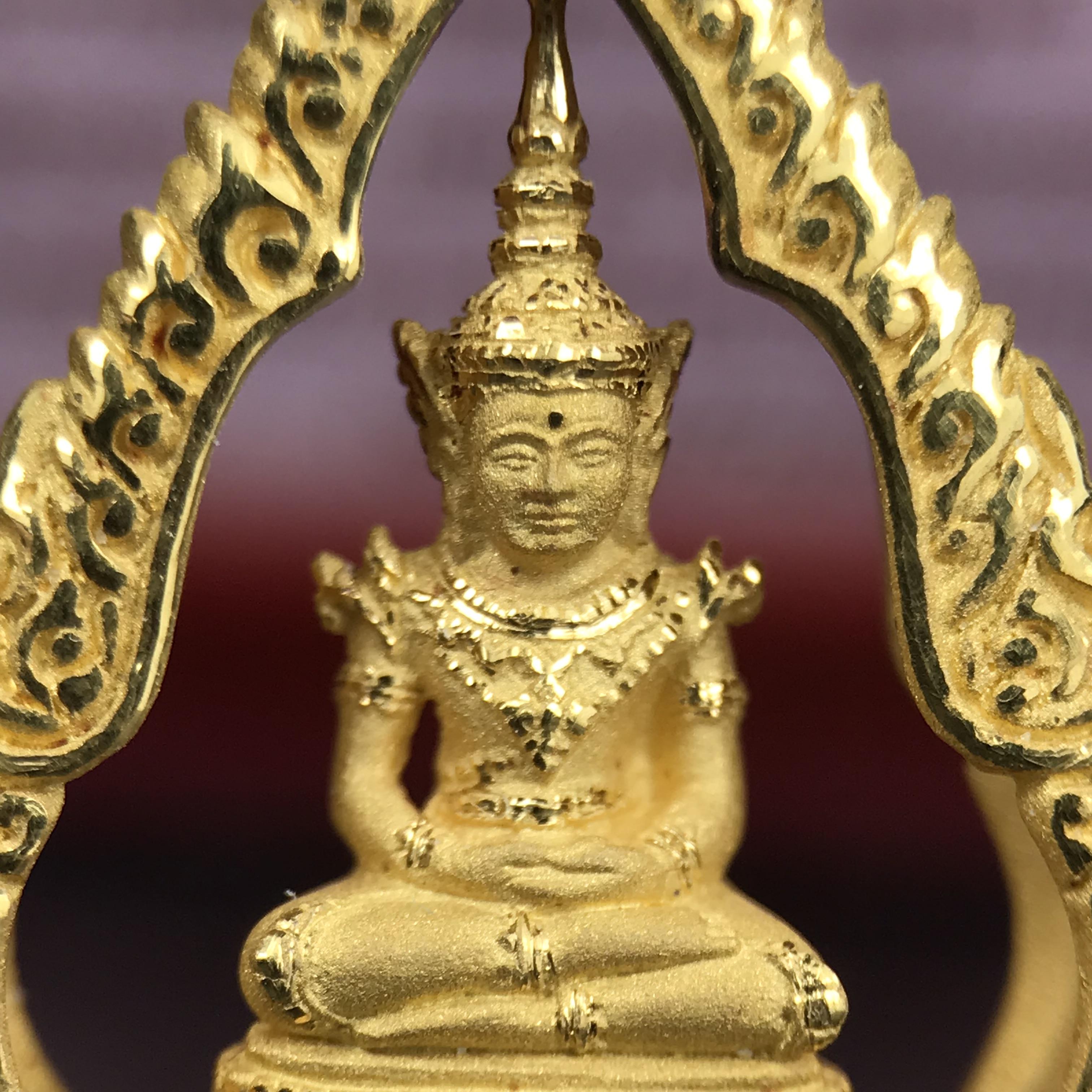 พระแก้วมรกต ภปร.(รุ่นแรก) ปี2545 รุ่นฉลองกรุงรัตนโกสินทร์ครบ 220 ปี พิมพ์ลอยองค์ทรงหยดน้ำ เนื้อทองคำบริสุทธิ์ 96.5%(11 กรัม) ขนาด 18*27 มม. พร้อมกล่องเดิมสวยครบสมบูรณ์(องค์หมายเลข ๙๙)(หมายเลขมงคลเจริญก้าวหน้าในทุกๆด้าน)สุดยอดมงคลแผ่นดินที่ควรเก็บรักษา