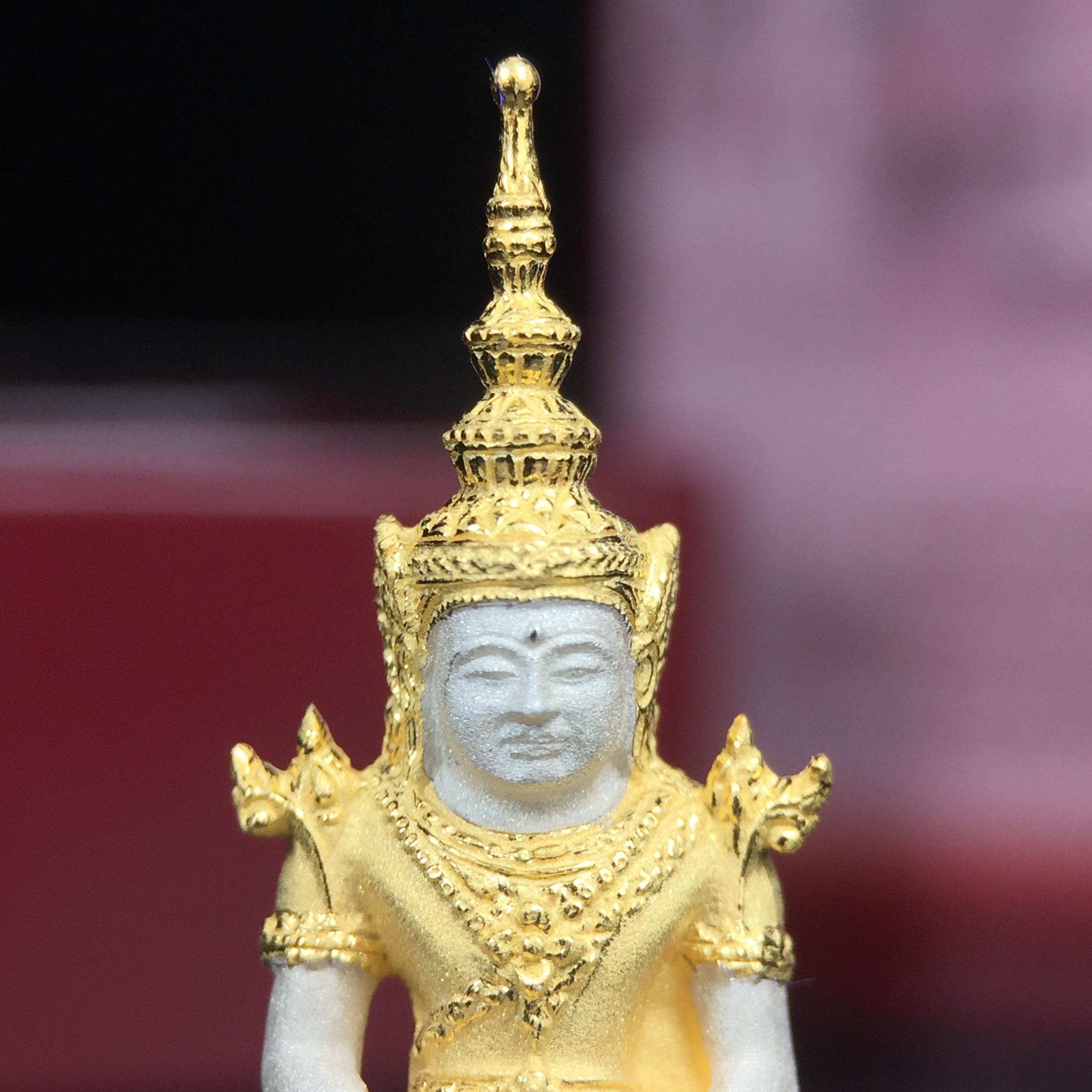 พระแก้วมรกต ภปร.(รุ่นแรก) ปี2545 รุ่นฉลองกรุงรัตนโกสินทร์ครบ 220 ปี พิมพ์ลอยองค์ใหญ่ เนื้อเงินบริสุทธิ์ 92.5% (สามกษัตริย์) ขนาด 19*35 มม. พร้อมกล่องบรรจุเดิม สวยครบสมบูรณ์