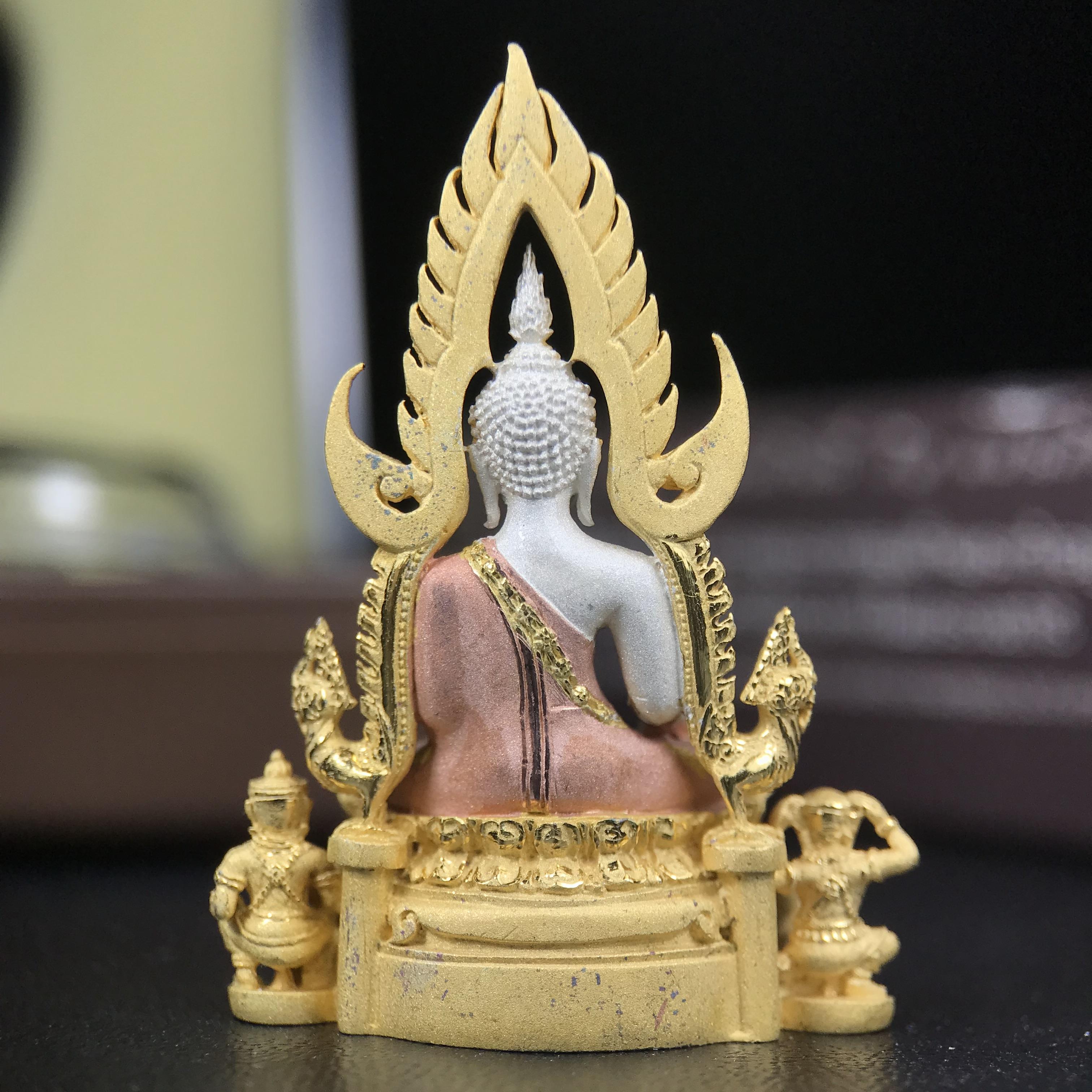 พระพุทธชินราช ภปร. โครงการ "เพราะแผ่นดินนี้ คือ แผ่นดินเกิด" ปี 2548(รุ่นแรก) ลอยองค์เนื้อเงินสามกษัตริย์ หน้าตัก 1/2 นิ้ว (ขนาด 3.5 x 2.5 ซม.) พุทธศิลป์งดงามทรงคุณค่า รุ่นยอดนิยม