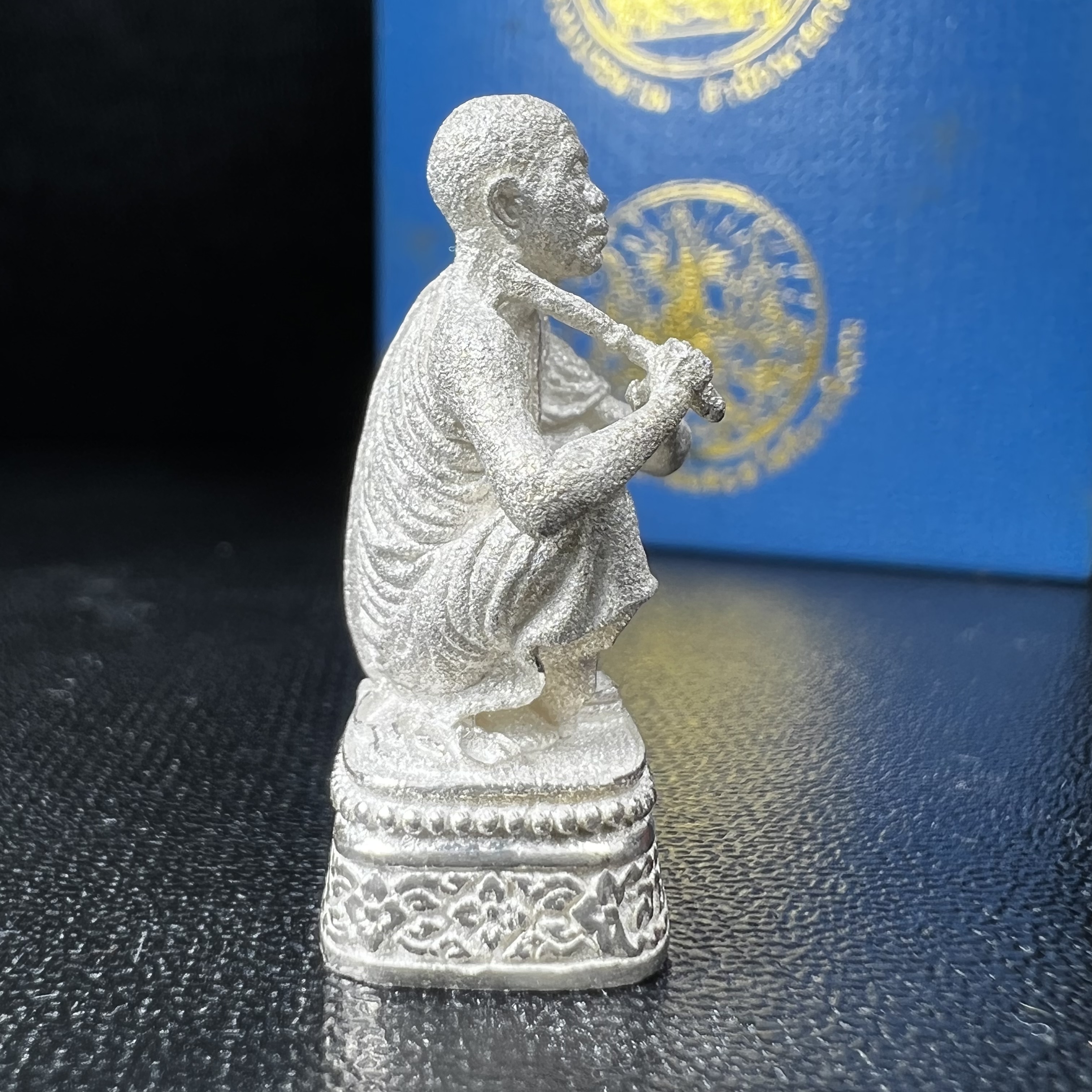 รูปหล่อหลวงพ่อคูณ รุ่นลาภ ยศ ทวีคูณ ปี2538 เนื้อเงินพ่นทรายประกายเพชร พร้อมกล่องบรรจุเดิมครบ(สภาพสวยเดิม นิยม)