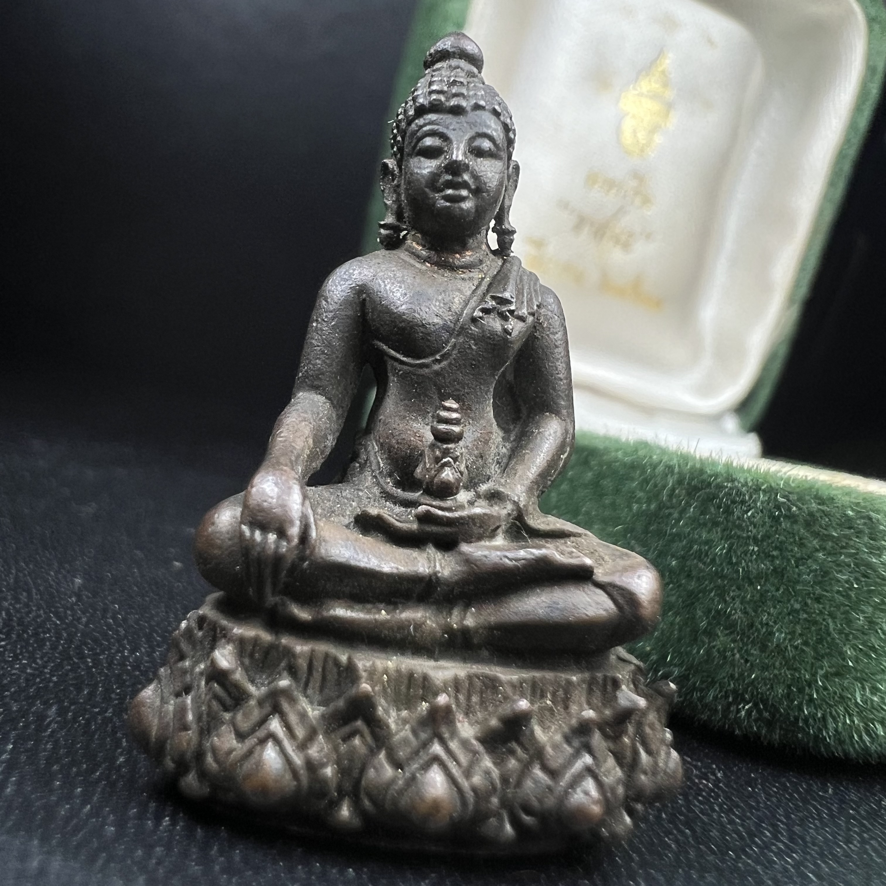 พระกริ่งวาสนา 80 พรรษา สมเด็จพระสังฆราช (วาสน์) วัดราชบพิธฯ ปี2521 เนื้อนวโลหะ(ตอกโค๊ตพระปิดตา) โดยมีหลวงปู่โต๊ะ วัดประดู่ฉิมพลีร่วมปลุกเสก พร้อมกล่องบรรจุเดิม(หายาก)