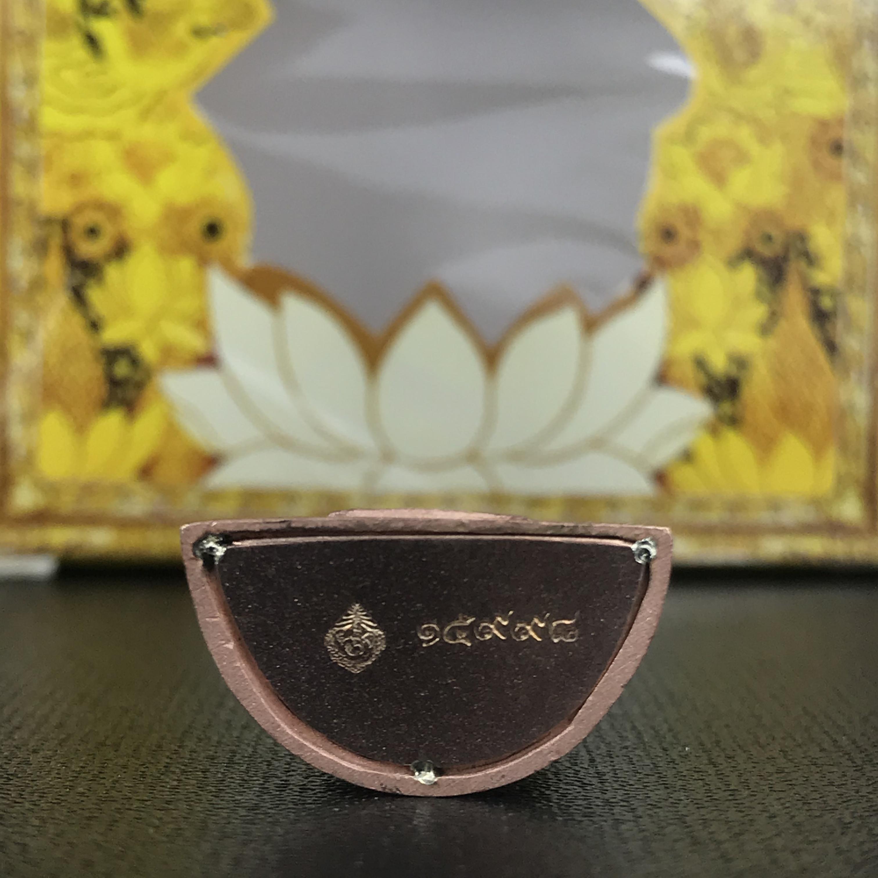 พระแก้วมรกต(จำลอง)ลอยองค์ ขนาดหน้าตัก 1/2 นิ้ว ทรงเครื่องฤดูร้อน เนื้อเงินสามกษัตริย์ ตราสัญลักษณ์ฉลองสิริราชสมบัติ ครบ 60 ปี พ.ศ.2549(สภาพสวย ครบ สมบูรณ์)