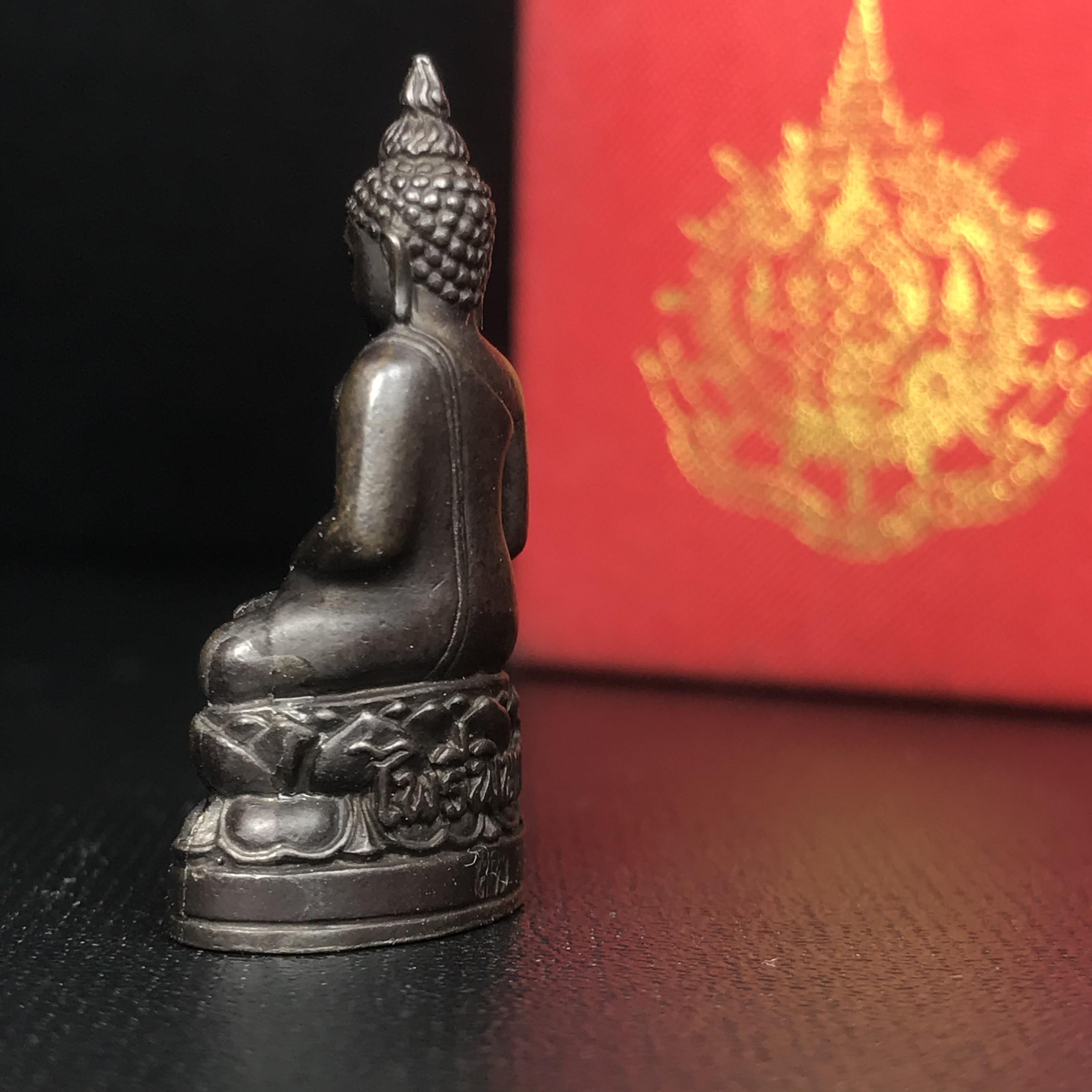 พระกริ่งไพรีพินาศ เฉลิมพระเกียรติ พระบาทสมเด็จพระเจ้าอยู่หัวรัชกาลที่9 พระชนมพรรษา 6 รอบ ปี2542 เนื้อนวโลหะผสมทองคำ(บรรจุเหล็กไหล)ดีนอก-ดีใน