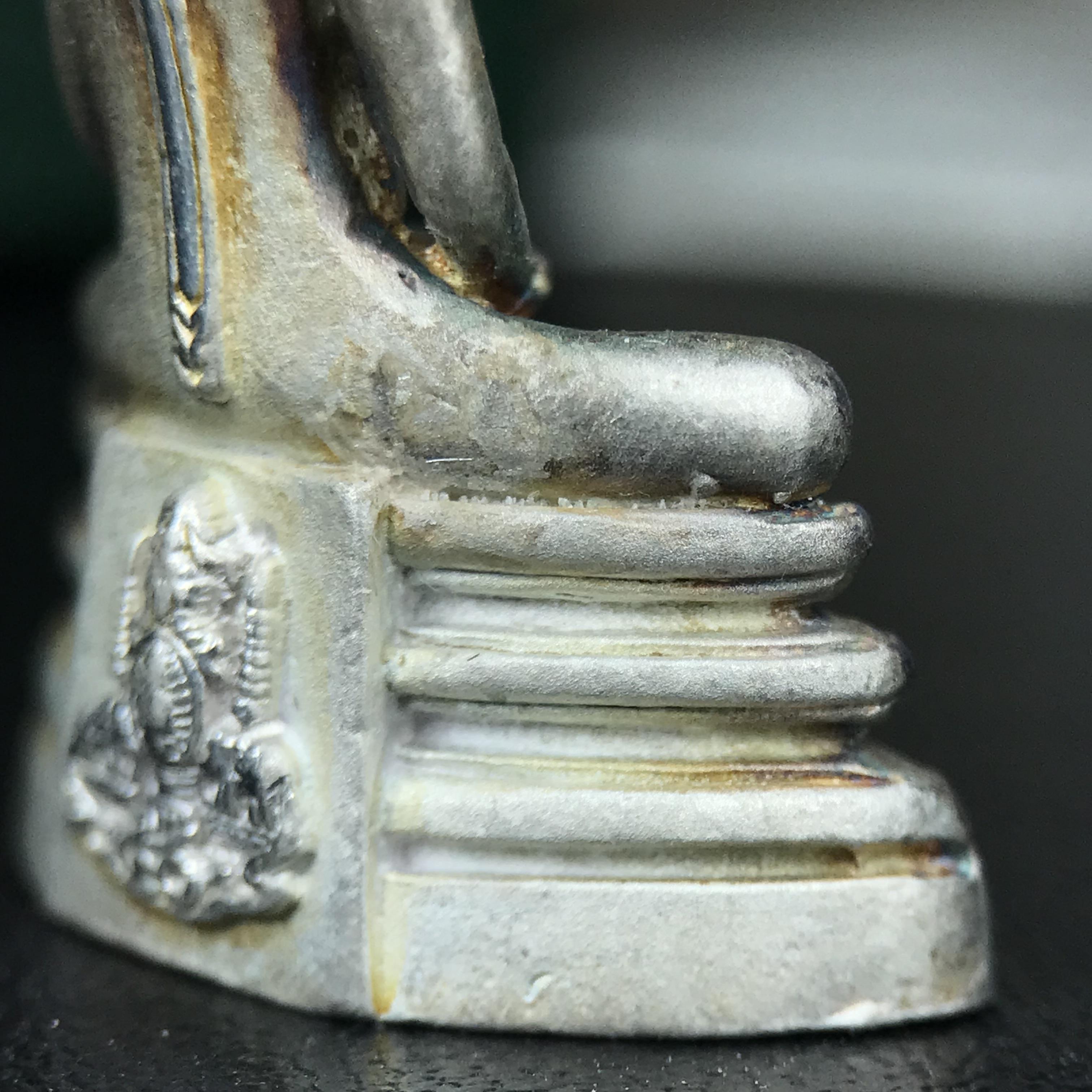 พระพุทธโสธร ภปร. รุ่นย้อนยุค สร้างพระอุโบสถ สมาคมชาวฉะเชิงเทรา จัดสร้าง ปี 2539 วโรกาสครองสิริราชสมบัติครบ 50 ปี เนื้อเงินทรายนวลขัดเงาบางส่วน(สภาพผิวเดิม ขึ้นสีรุ้งธรรมชาติ เก่าเก็บอย่าดี สวยมาก แบบนี้หายาก) พร้อมกล่องบรรจุและใบรับรองเดิม