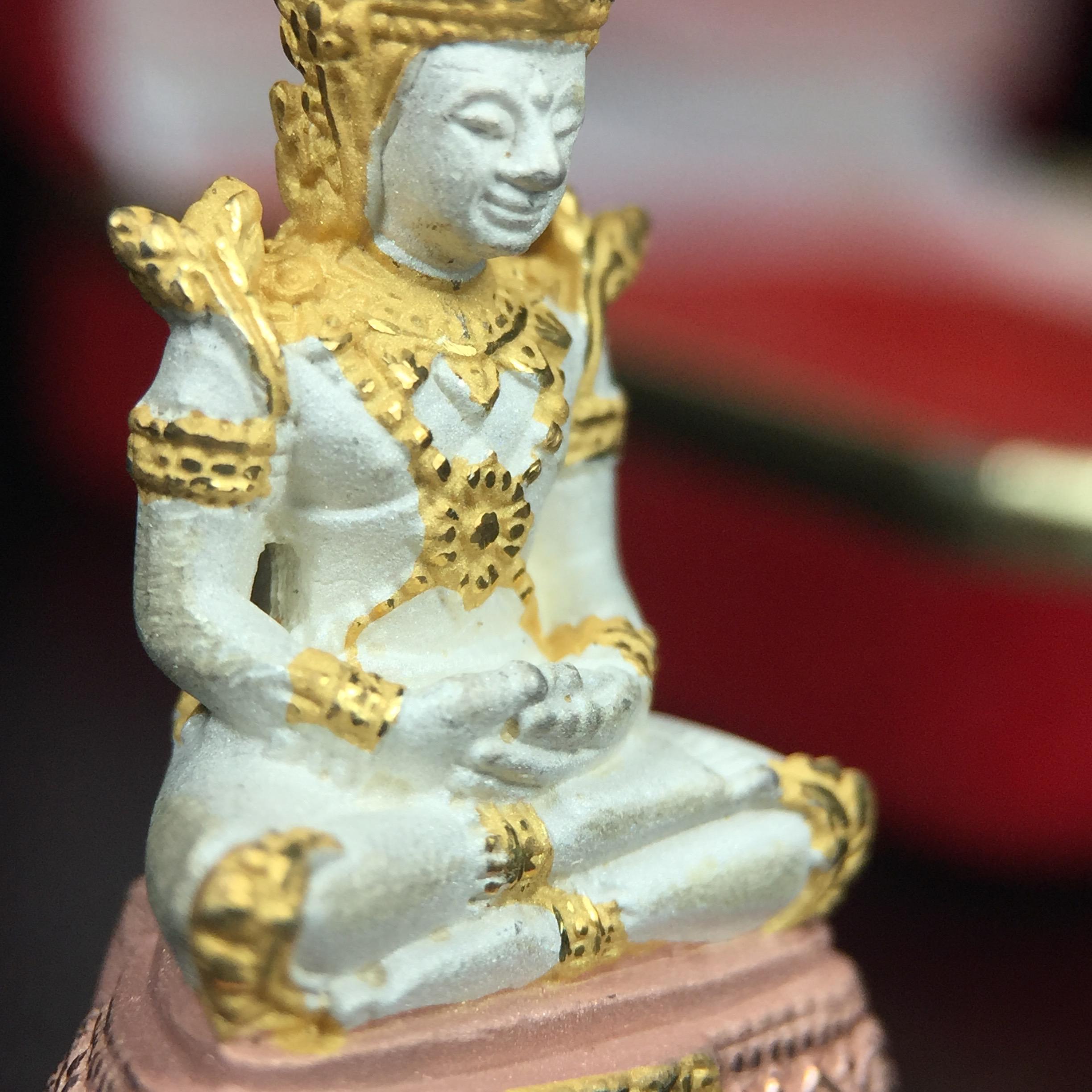 พระพุทธมหามณีรัตนปฏิมากร (พระแก้วมรกต) มหาจุฬาลงกรณราชวิทยาลัย(มจร.) วังน้อย พระนครศรีอยุธยา ปี 2543 พิธีมหาพุทธาภิเษก ณ วัดพระศรีรัตนศาสดาราม (วัดพระแก้ว) ในพระบรมมหาราชวัง เนื้อเงินสามกษัตริย์ (ตอกโค๊ตหมายเลข 181)