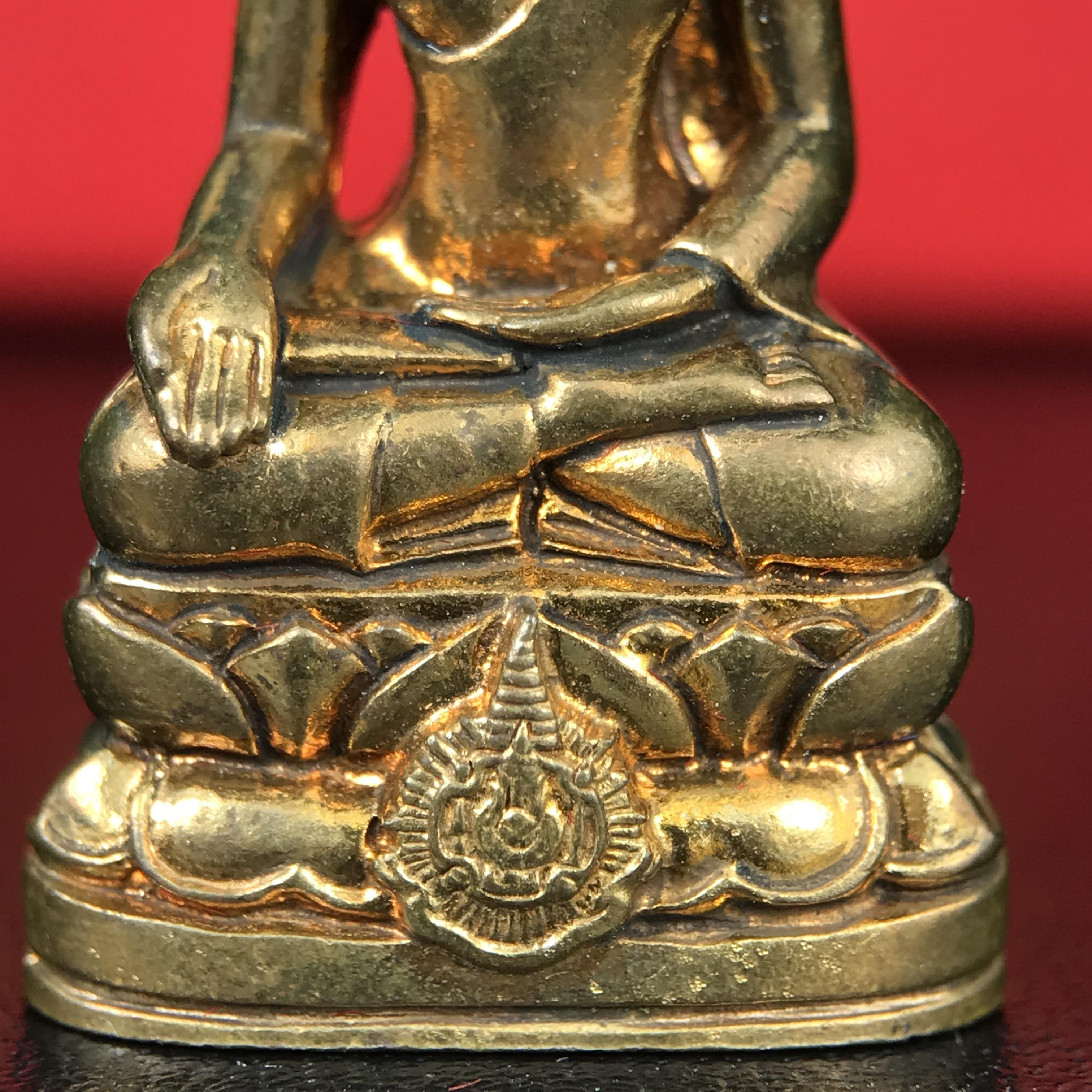 พระกริ่งไพรีพินาศ บรรจุเหล็กไหล ครั้งแรกและครั้งเดียวในประวัติศาสตร์ เฉลิมพระเกียรติ พระบาทสมเด็จพระเจ้าอยู่หัวรัชกาลที่9 พระชนมพรรษา 6 รอบ ปี2542 เนื้อสัมฤทธิ์(บรรจุเหล็กไหล)ดีนอก-ดีใน พิธีใหญ่ มวลสารเด่น(พิเศษกรรมการ ตอก 2 โค๊ต หมายเลข ๑๘๕๘)หายาก