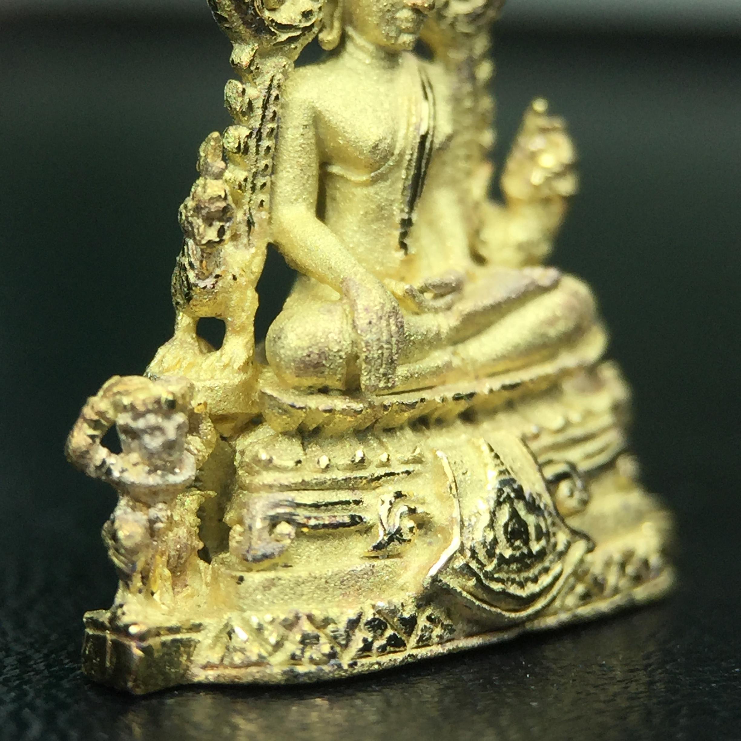 พระพุทธชินราช ภปร. ในวโรกาสพระราชพิธีมหามงคล เฉลิมพระชนมายุ6รอบ 5ธันวาคม2542 มูลนิธิพิทักษ์ดวงตาประชาชน จัดสร้าง เนื้อเงินบริสุทธิ์ 99.9% แบบชุบทองประกายเพชร 3 ไมครอน พิมพ์กลาง ขนาดสูง 2.4 ซม. พร้อมกล่องบรรจุเดิม