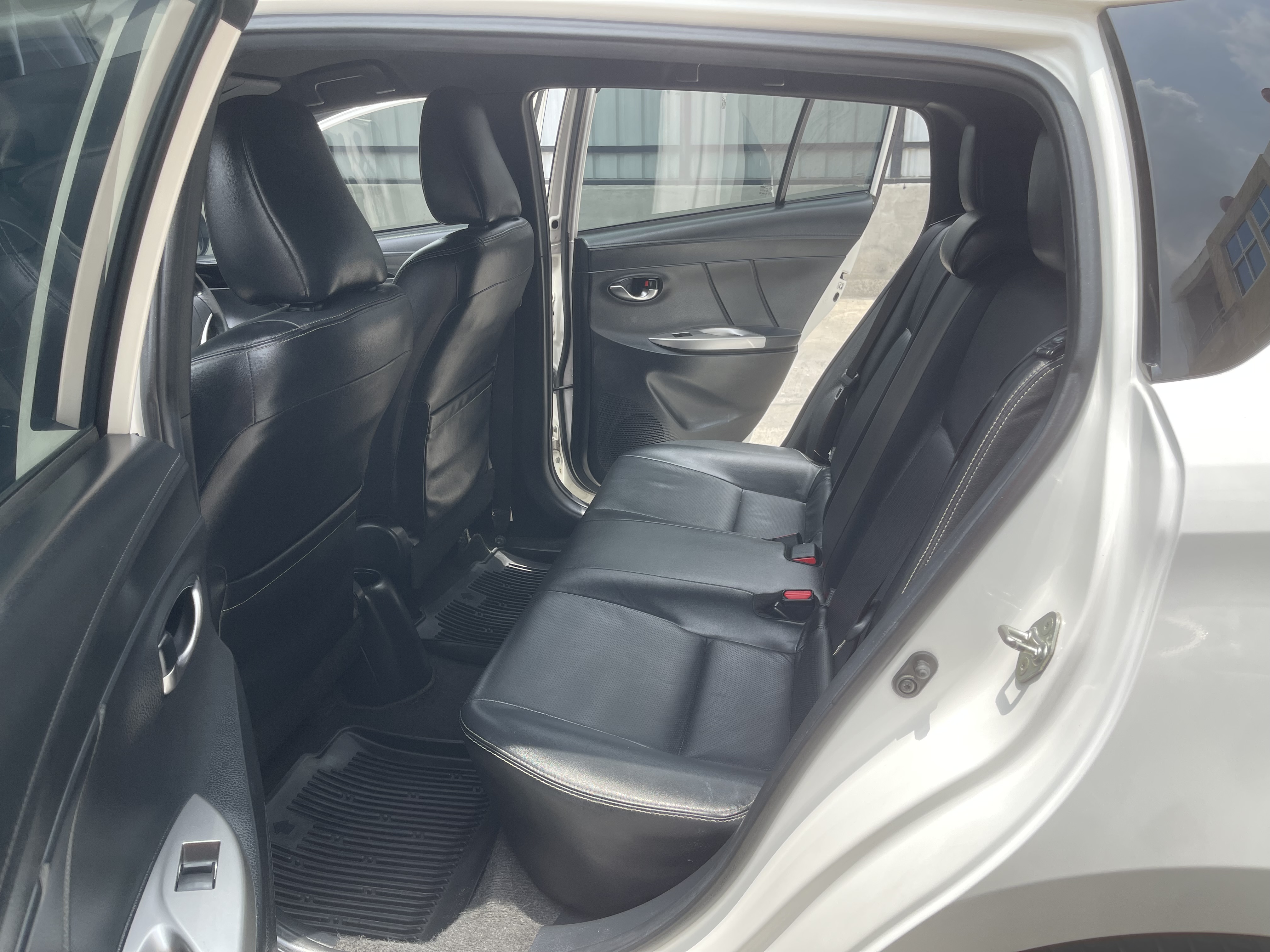 Toyota Yaris 1.2 TRD Sportivo At 2015 ขาว