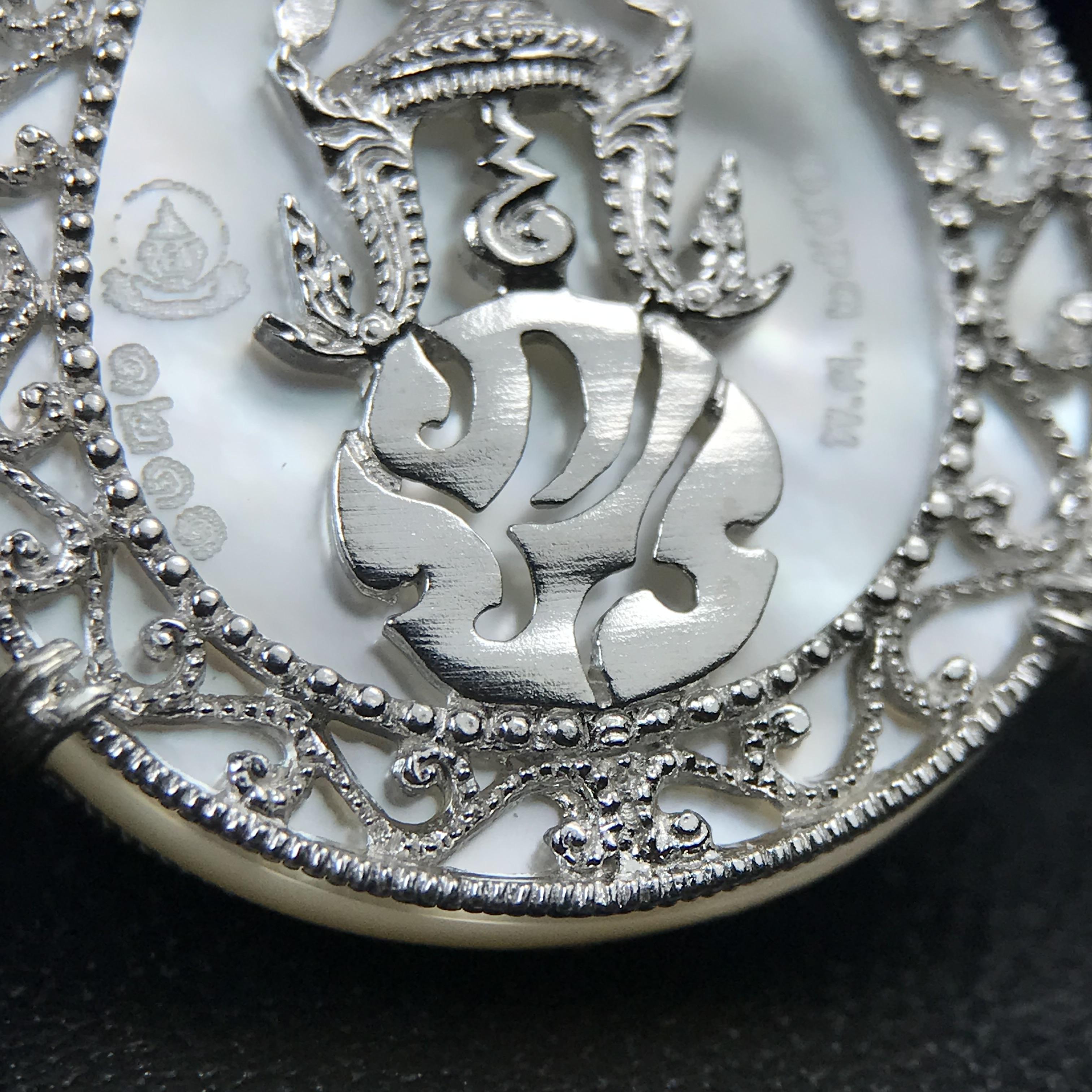 เหรียญพระพุทธชินราช ภปร. โครงการ เพราะแผ่นดินนี้คือแผ่นดินเกิด ปี 2551 รูปหยดน้ำ เนื้อเงินชุบทองคำขาว(ล้อมด้วยกรอบเงินชุบทองคำขาวสลักเสลาเป็นลวดลายละเอียดอ่อน ส่วนพื้นองค์พระเป็นเปลือกหอยมุขสวยงดงาม )(ขนาด 21 x 29 มม.) (สวยงามหายาก)1ใน5000องค์