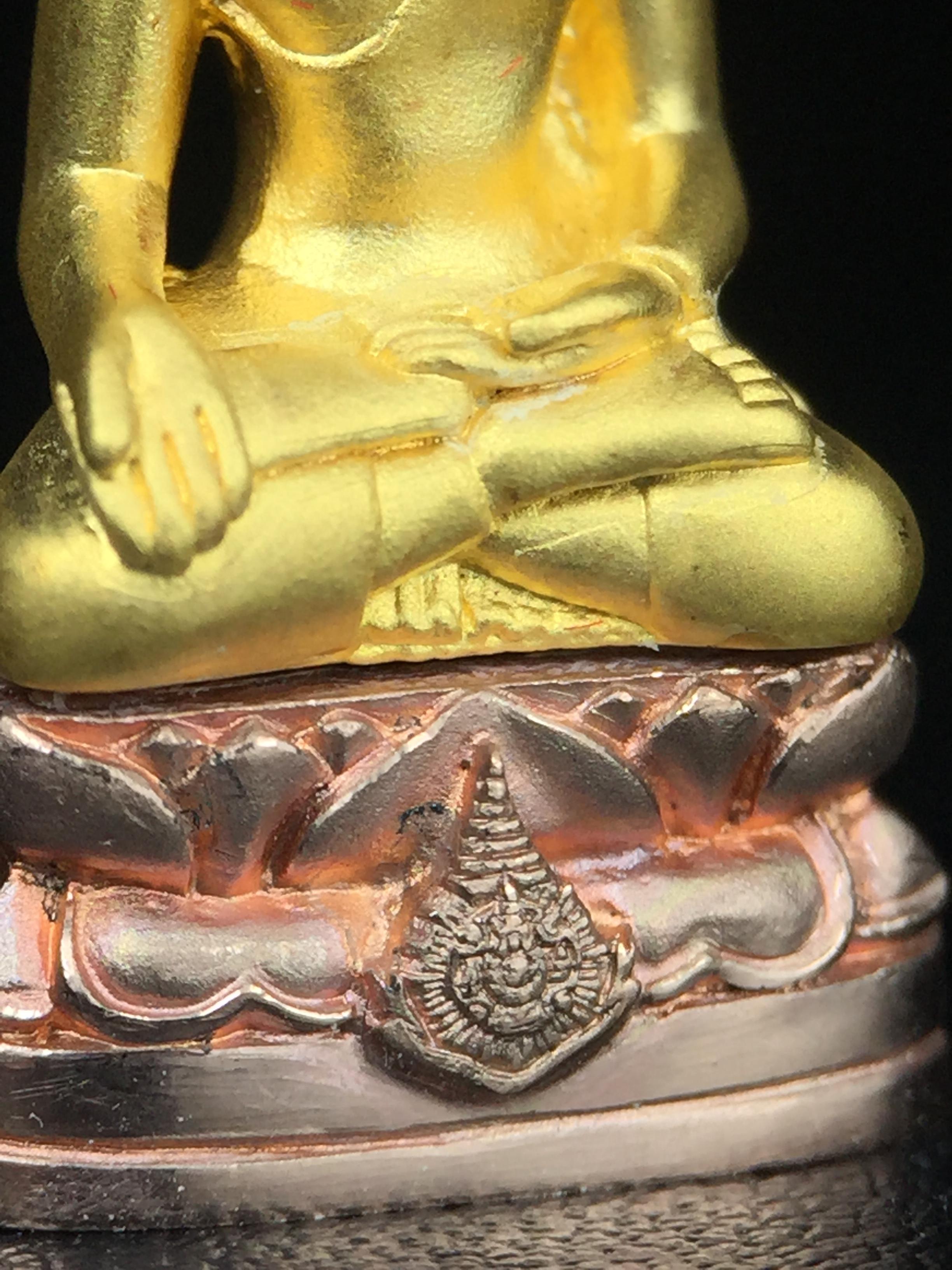 พระไพรีพินาศ รุ่นมหามงคล 72 พรรษา (6 รอบ) ในหลวงรัชกาลที่9 ปี2542 พิมพ์ใหญ่ เนื้อทองคำบริสุทธิ์ 99.9% (ฐานเนื้อนาค)แบบพ่นทรายขัดเงาบางส่วน(สภาพสวยเดิมกล่องบรรจุเดิมครบสมบูรณ์)องค์พิเศษกรรมการ(พบเจอน้อยหายากมาก)