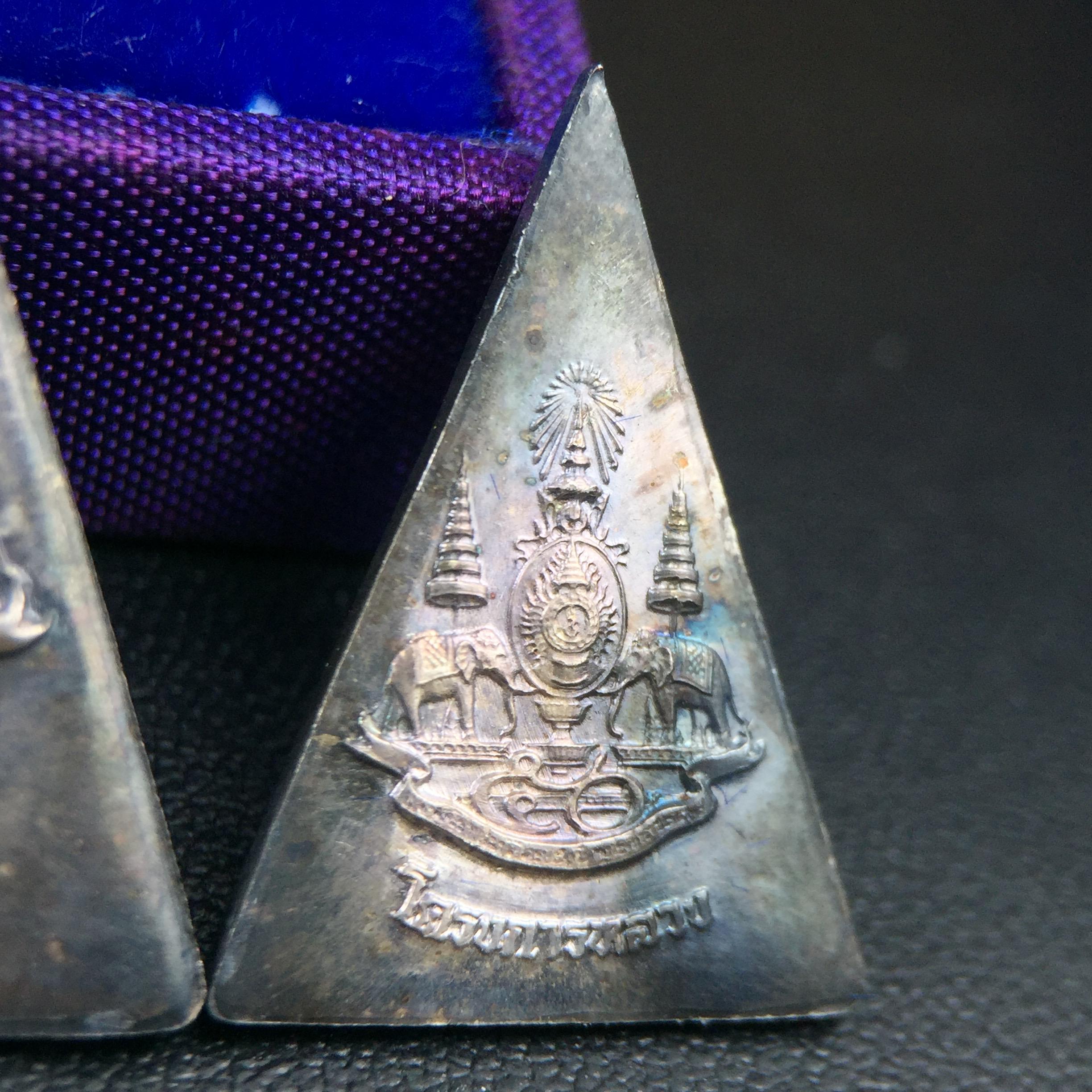 พระพุทธนวราชบพิตร พระพิมพ์จิตรลดา โครงการหลวง ปี2539 (พิมพ์ใหญ่+พิมพ์เล็ก) เนื้อเงินผิวเดิมขึ้นสีรุ่ง สวย แบบนิยมพร้อมกล่องบรรจุเดิม พิธีใหญ่ ปลุกเสกวัดพระแก้ว(1ชุด 2 องค์)