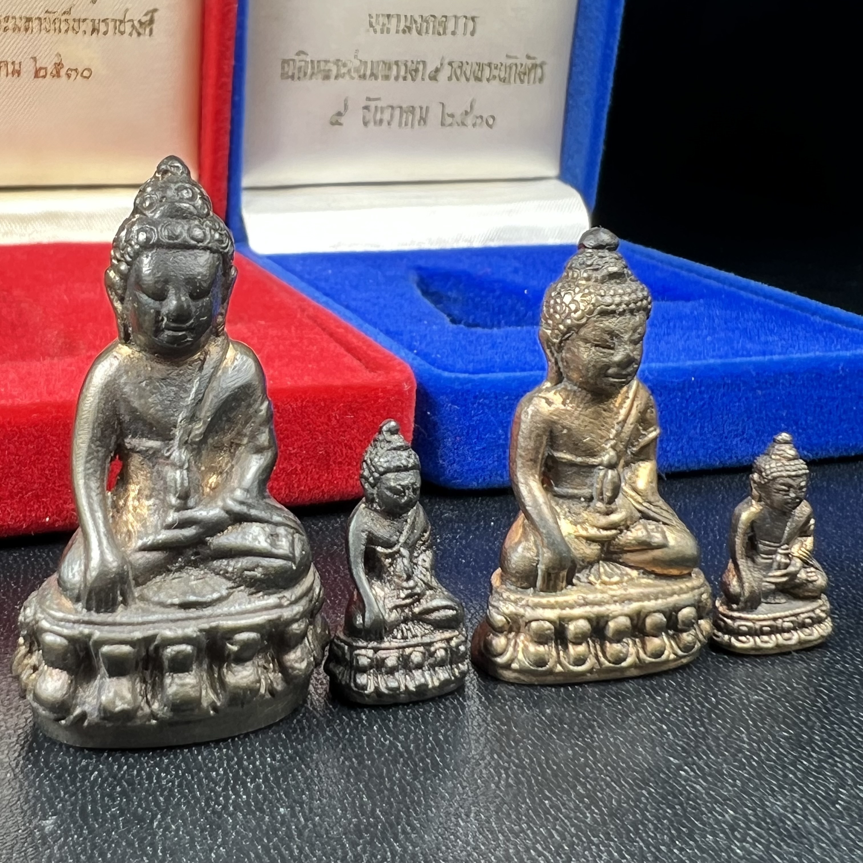 พระกริ่งคู่แฝดหายากมากที่จะมาคู่กันได้!! จัดสร้างในวาระพระบาทสมเด็จพระเจ้าอยู่หัวรัชกาลที่ 9 เจริญพระชนมพรรษา 5 รอบนักษัตริย์ พระกริ่ง-พระชัยวัฒน์ วัดบวรนิเวศวิหาร ปี 2530 + พระกริ่ง-พระชัยวัฒน์ นวราชบพิตร วัดตรีทศเทพ ปี 2530)(ในหลวงรัชกาลที่9เสด็จเททอง)