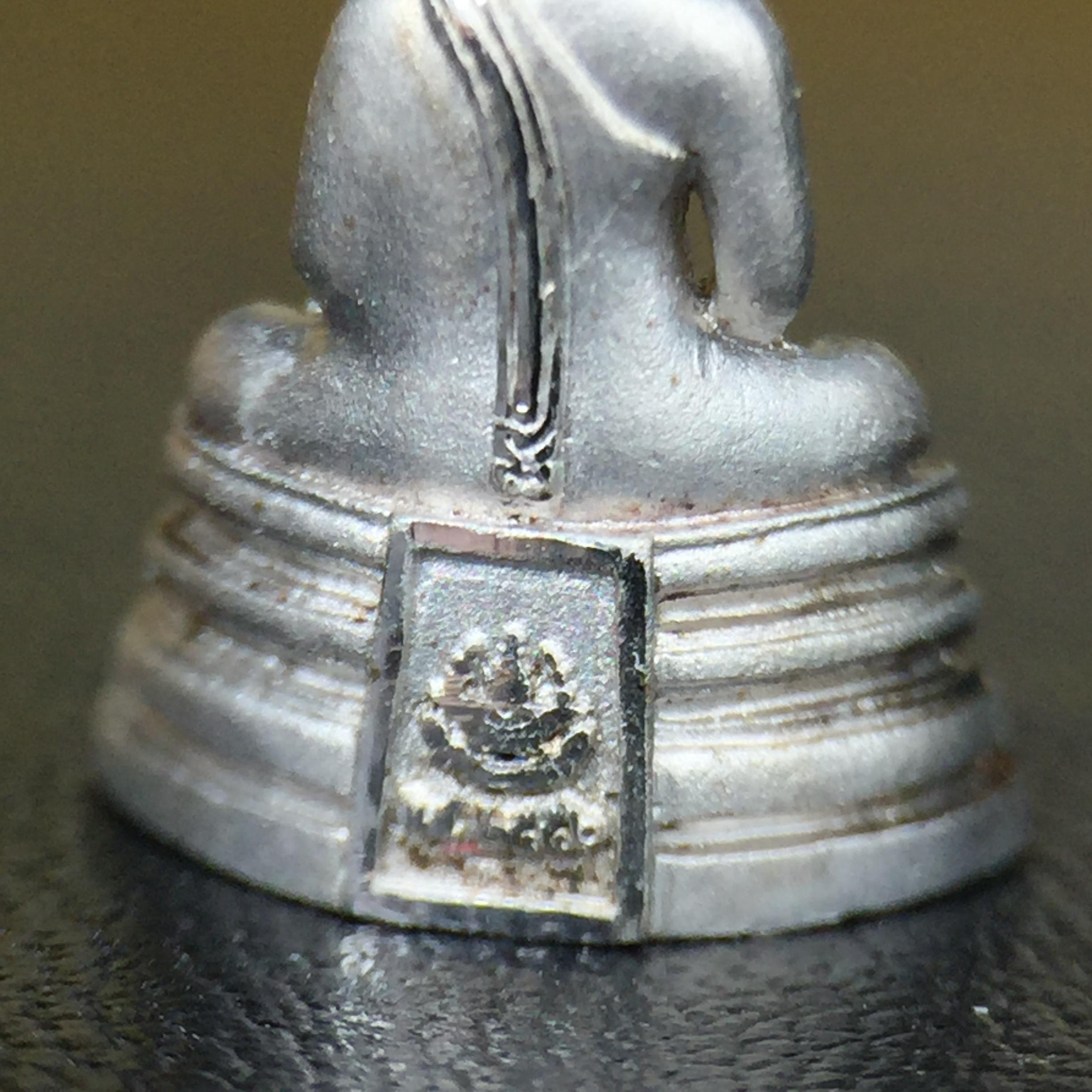 พระพุทธโสธร คุ้มเกล้าฯ ภปร.(ใต้ร่มพระบารมี คุ้มเกล้า) 60ปี รพ.ภูมิพลฯ พ.ศ.2552 เนื้อเงิน ชุบทองคำขาว(ลอยองค์พิมพ์ เล็ก ขนาด 11.5*10.5 มม.) 1 ใน 20000 องค์