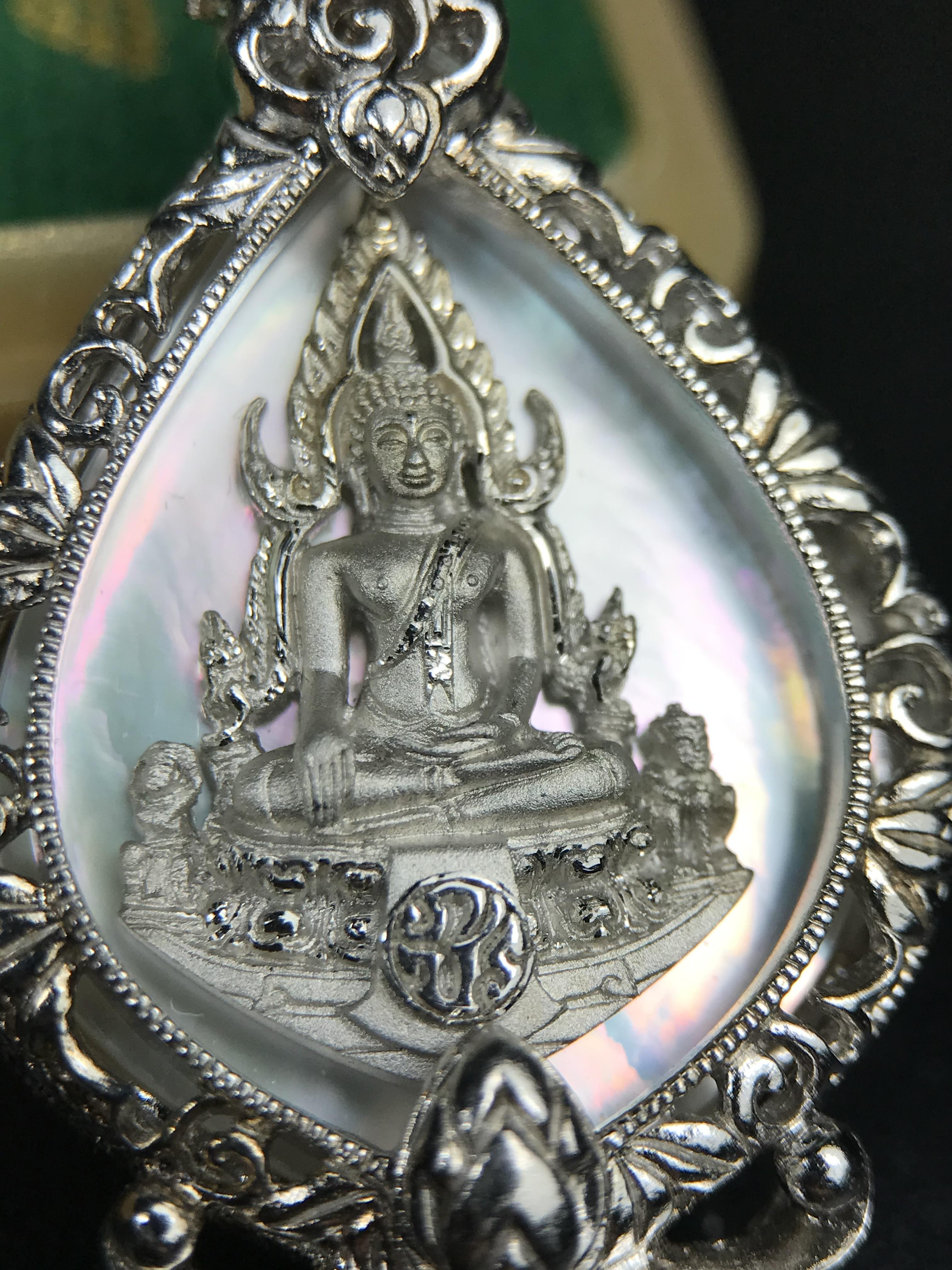 พระพุทธชินราช ภปร. 84 พรรษา ทรงหยดน้ำ เนื้อเงินชุบทองคำขาว ขนาด 20*36 มม. (พระราชทานมวลสาร จิตรลดาและเส้นพระเจ้า(เส้นผม)รัชกาลที่9)พุทธศิลป์ทรงคุณค่าอีกหนึ่งรุ่นยอดนิยม งดงาม ทรงคุณค่า หายาก
