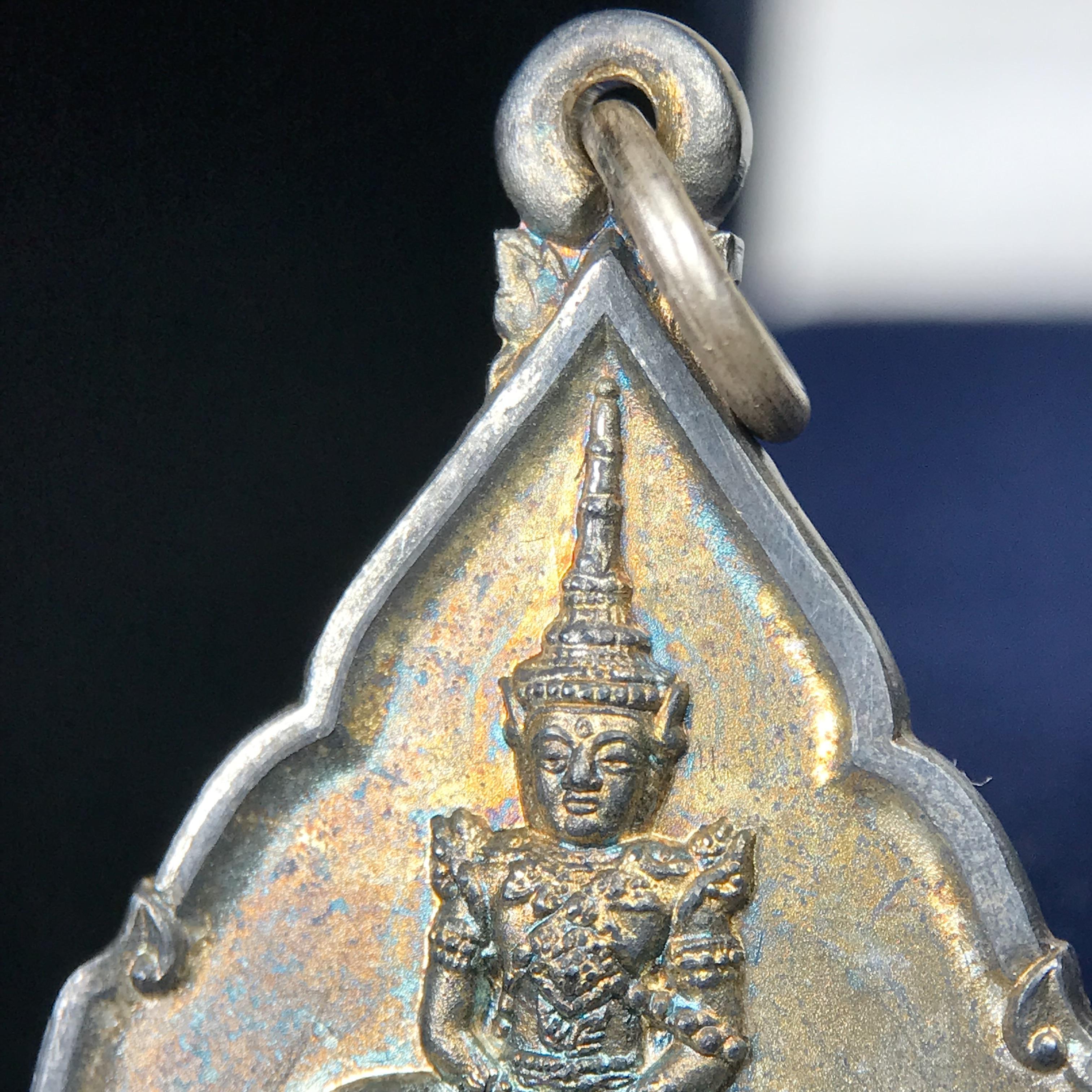 เหรียญพระแก้วมรกต ที่ระลึกในพิธีเททองการจัดสร้างพระแก้วมรกตกรมสรรพสามิต พ.ศ.2539 และในวโรกาสที่พระบาทสมเด็จพระเจ้าอยู่หัวทรงครองราชย์ครบ 50 ปี เนื้อเงิน ทรงหยดน้ำ(พิมพ์มีหูห่วง)(สภาพผิวเดิมขึ้นรุ้งสวยมาก)(พิธีใหญ่)**เนื้อเงินรุ่นนี้พบเจอน้อยมาก**