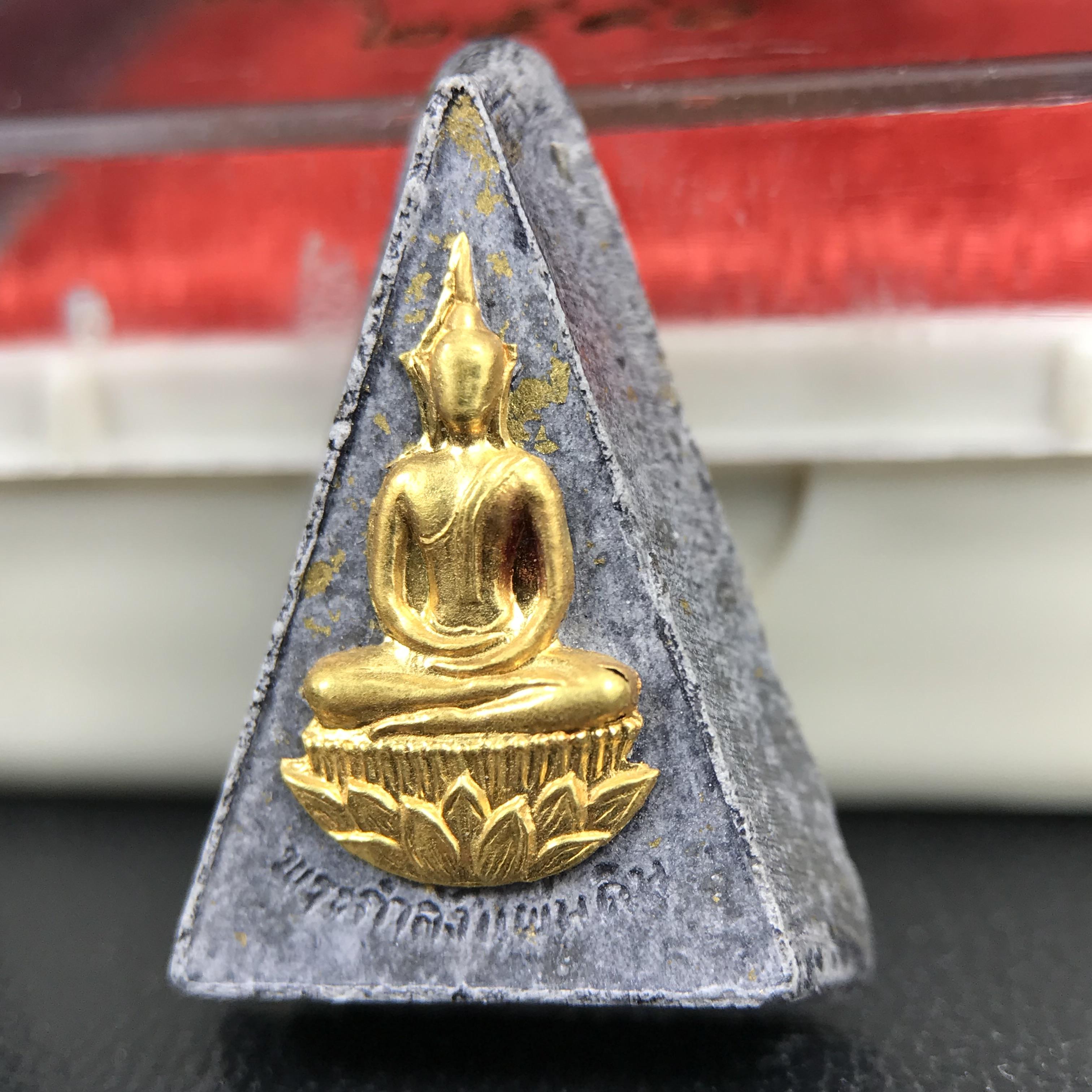 พระกำลังแผ่นดิน พระราชทาน วัดบวรนิเวศวิหาร ปี 2539 พิมพ์เล็กหน้ากากทองคำ (ในหลวง รัชกาลที่ 9 พระราชทานมวลสารจิตรลดา)นิยมหายาก