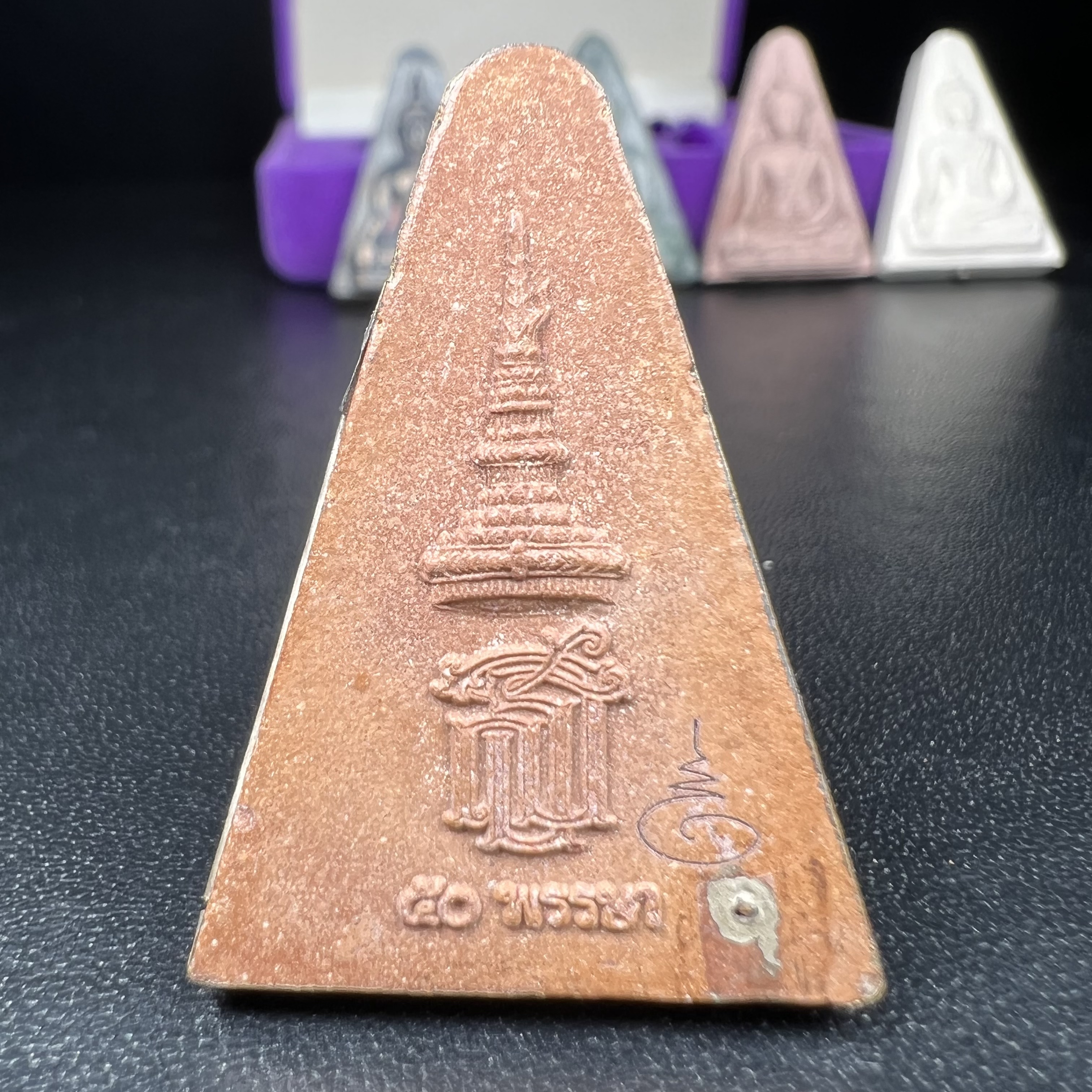 พระนางพญาเสน่ห์จันทร์ สธ. สร้างในวโรกาสทรงเจริญพระชนมายุ 50 พรรษา สมเด็จพระเทพฯ พ.ศ.2548 ชุดพิเศษ (1 ใน 5000 ชุด)หายาก