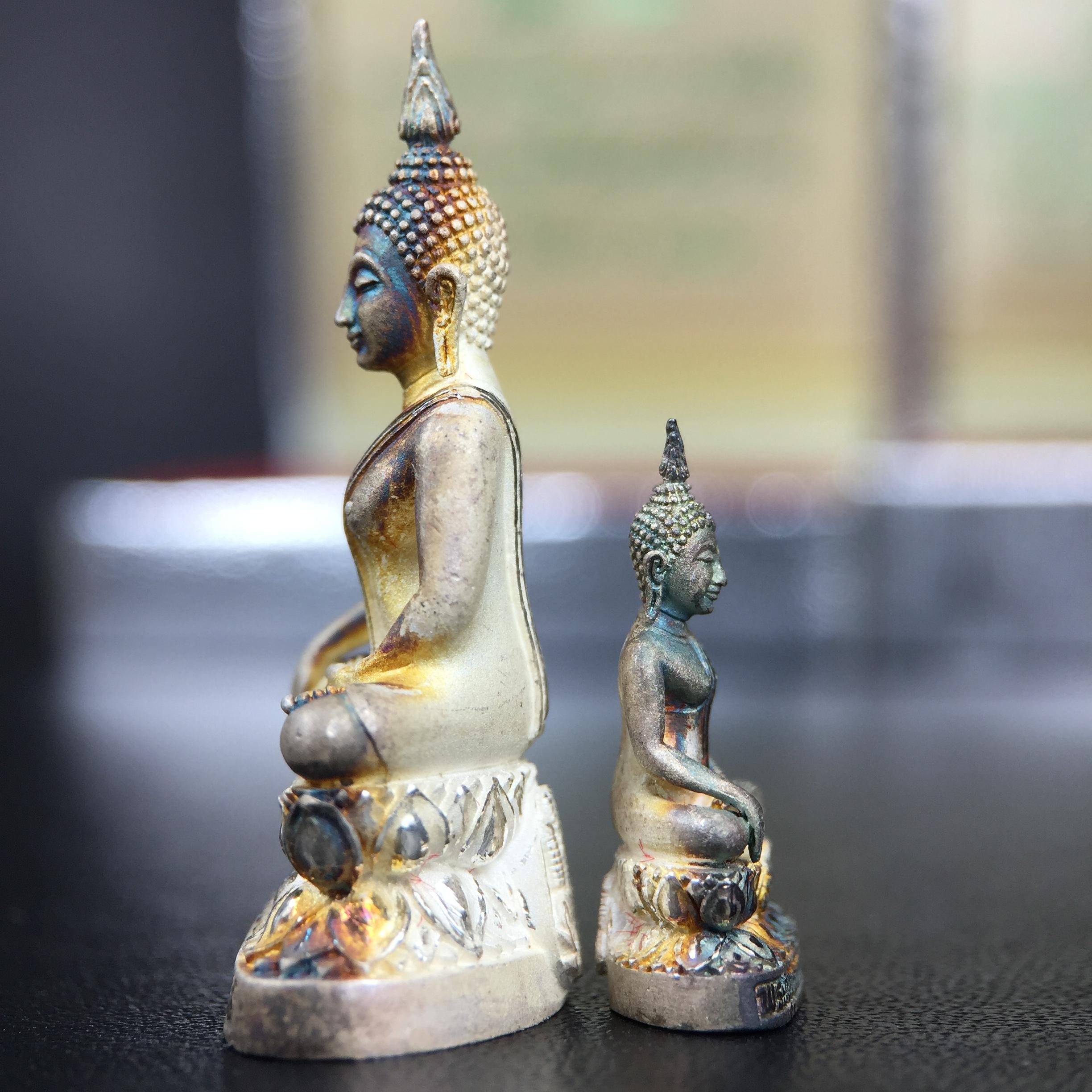 พระกริ่ง+พระชัยวัฒน์พระพุทธนวราชบพิตร ครองสิริราชสมบัติครบ 50 ปี พ.ศ.2540 เนื้อเงินผิวเดิมๆขึ้นสีรุ้งธรรมชาติแบบนิยม(หายาก)(สีสันที่ธรรมชาติสรรค์สร้าง)พร้อมกล่องบรรจุเดิมครบ(1ชุด 2 องค์)1 ใน 9500 ชุด