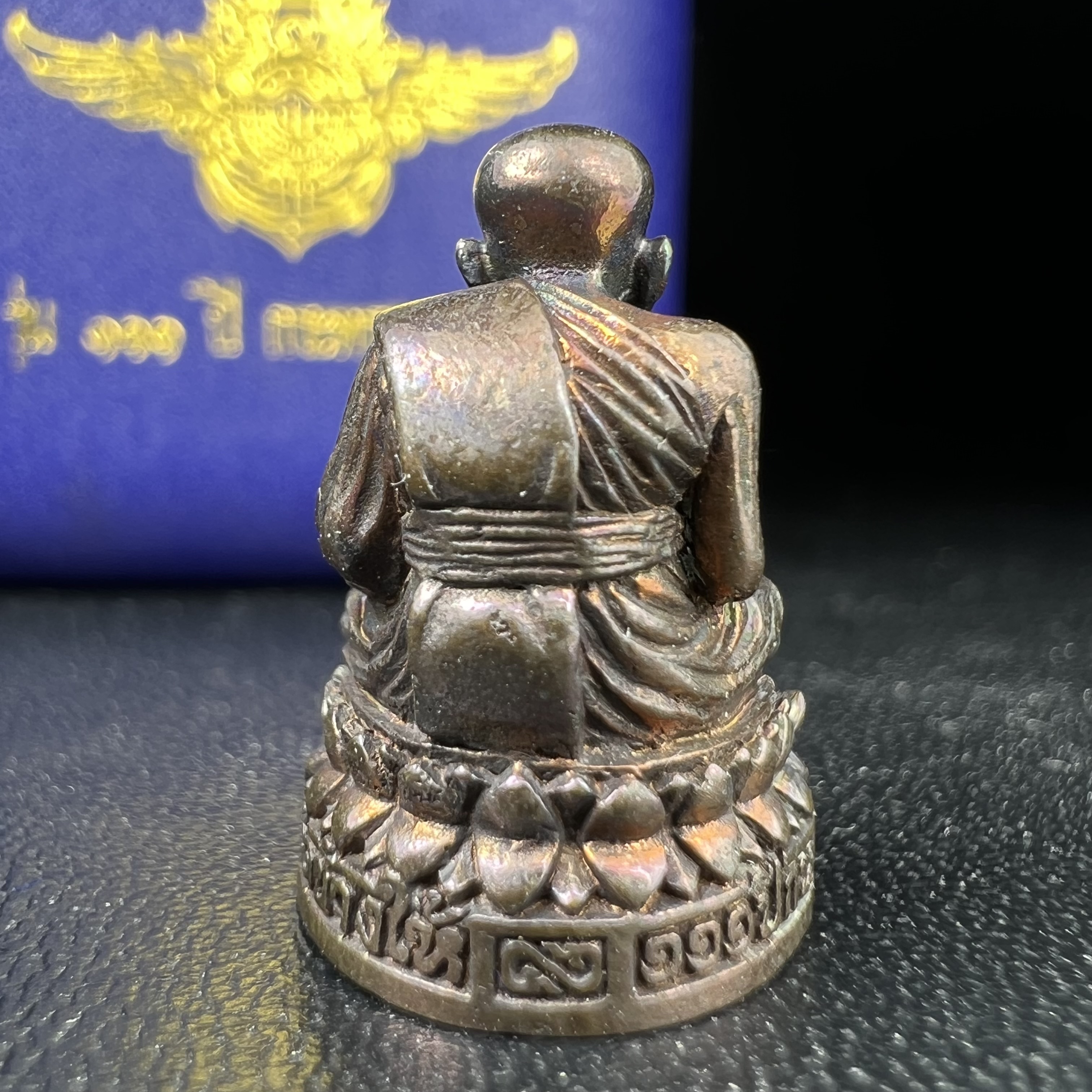 รูปเหมือนหล่อลอยองค์หลวงปู่ทวด รุ่น 111ปี กระทรวงกลาโหม เนื้อนวโลหะรมดำ-ปัดเงา ปี2540 พิธีใหญ่ เข้มขลัง นิยม พร้อมกล่องบรรจุเดิม(คัดสภาพสวยผิวเทพๆผิวรุ้งๆ)ทั้งพิธีทั้งพุทธศิลป์ทรงคุณค่าอีกหนึ่งรุ่นยอดนิยม