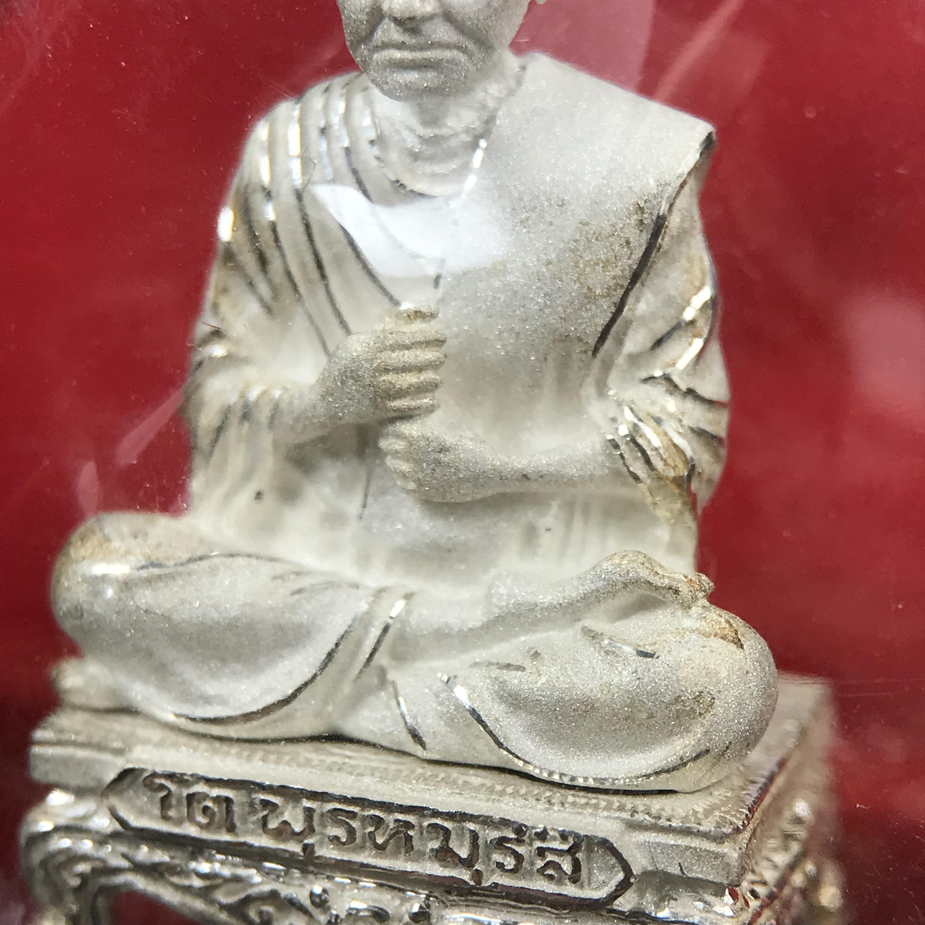 สมเด็จพุฒาจารย์ (โต พรหมรังสี) อนุสรณ์ 128 ปี สมเด็จพระญาณสังวร สมเด็จพระสังฆราช ทรงเมตตาอธิฐานจิต ปี 2543 มหาพุทธาภิเษก 3วาระ รูปเหมือนลอยองค์พิมพ์ใหญ่เนื้อเงิน ขนาด 1.5 x 2.5 ซม. ทรงคุณค่าทั้งด้านความงานด้านพุทธศิลป์ และพุทธคุณ