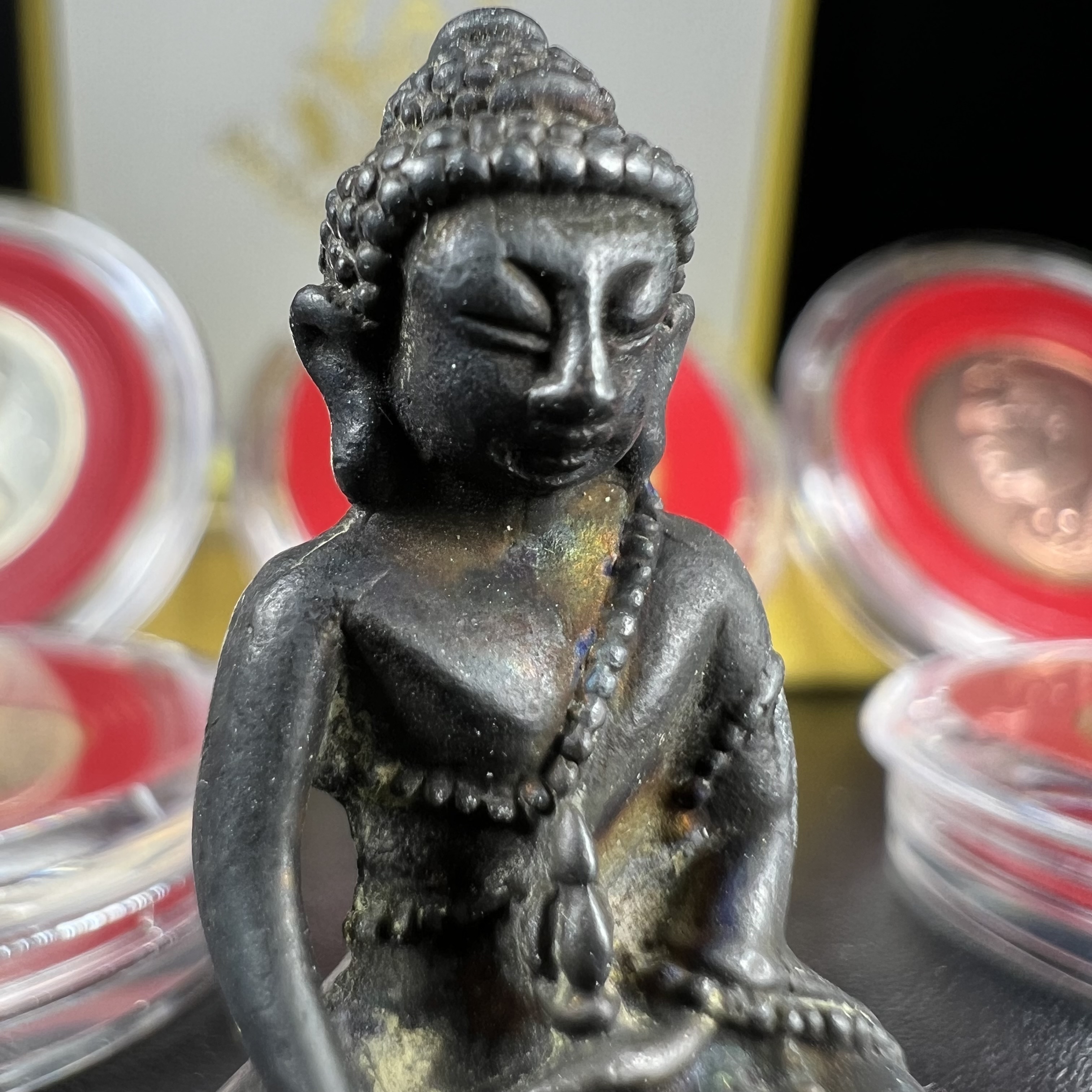 วัตถุมงคลคุ้มเกล้าฯ มหามงคลเฉลิมพระชนมพรรษา 6 รอบ รัชกาลที่ 9 ชุดพิเศษกรรมการ(สุดหายาก) (ในหลวงรัชกาลที่9 ทรงจุดไฟพระฤกษ์และเททอง พิธีใหญ่)ยอดนิยมหายาก