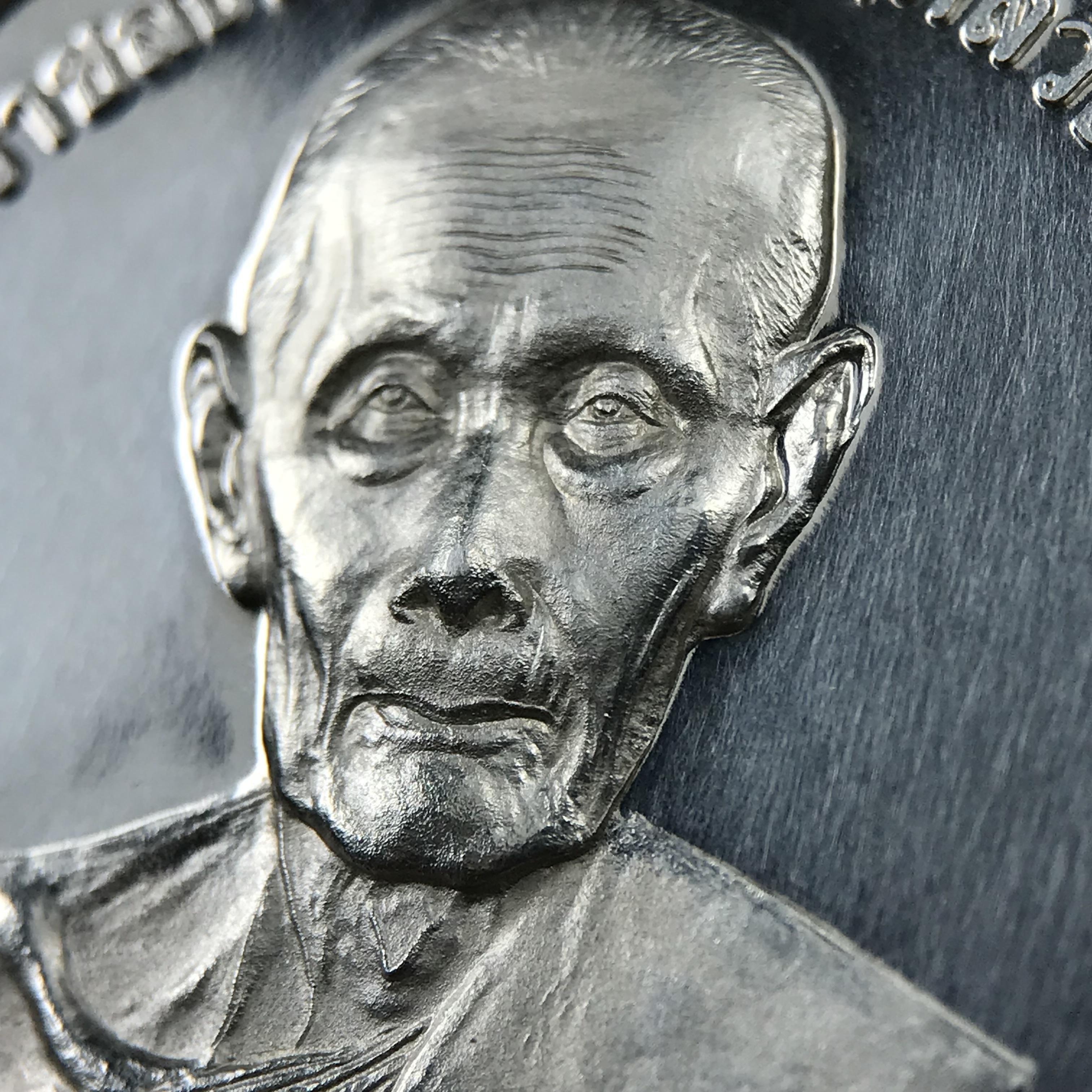 เหรียญรูปเหมือนพระราชสังวราภิมณฑ์(หลวงปู่โต๊ะ)ที่ระลึก ครบ 108 ปี วัดประดู่ฉิมพลี ปี 2538 ด้านหลังพระราชทานพระนามาภิไธยย่อ ภปร. และ สก. เนื้อเงินขัดเงา เหรียญกลมใหญ่ขนาด 3.5 ซม.สภาพสวยเดิมกล่องบรรจุเดิมครบสมบูรณ์และหายาก