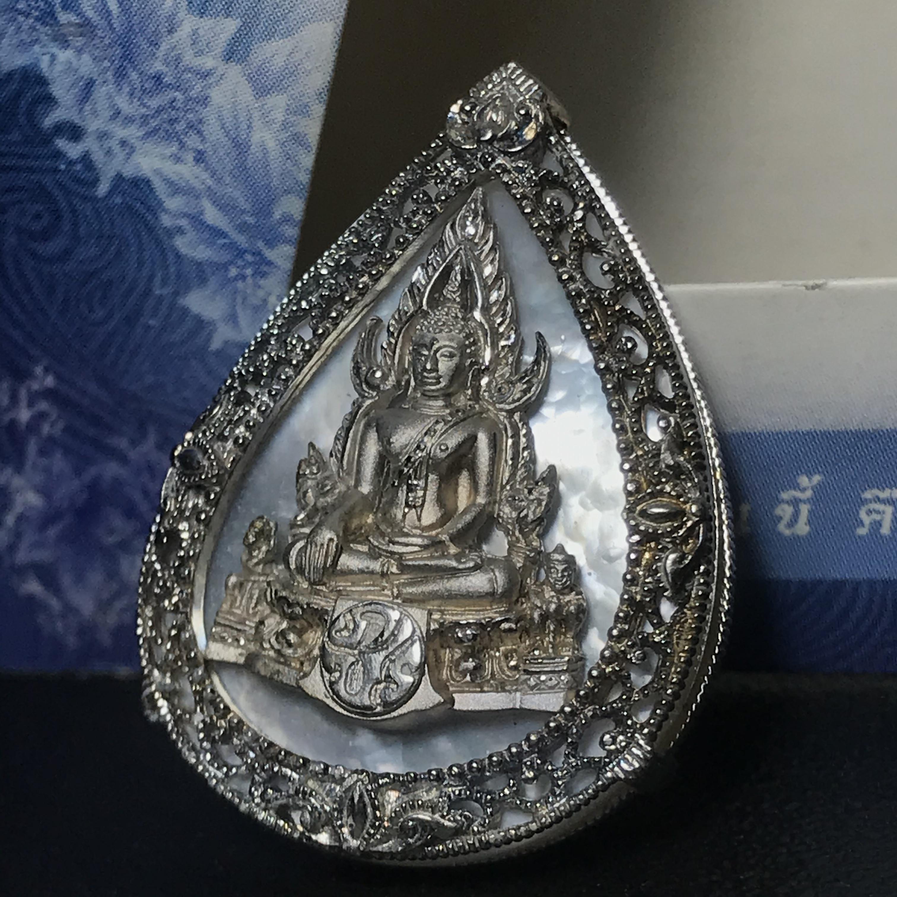 เหรียญพระพุทธชินราช ภปร. รูปหยดน้ำ โครงการ เพราะแผ่นดินนี้คือแผ่นดินเกิด เนื้อเงินชุบทองคำขาว ปี2551 (ขนาด 21 x 29 มม.) (สวยงามหายาก)1ใน5000องค์