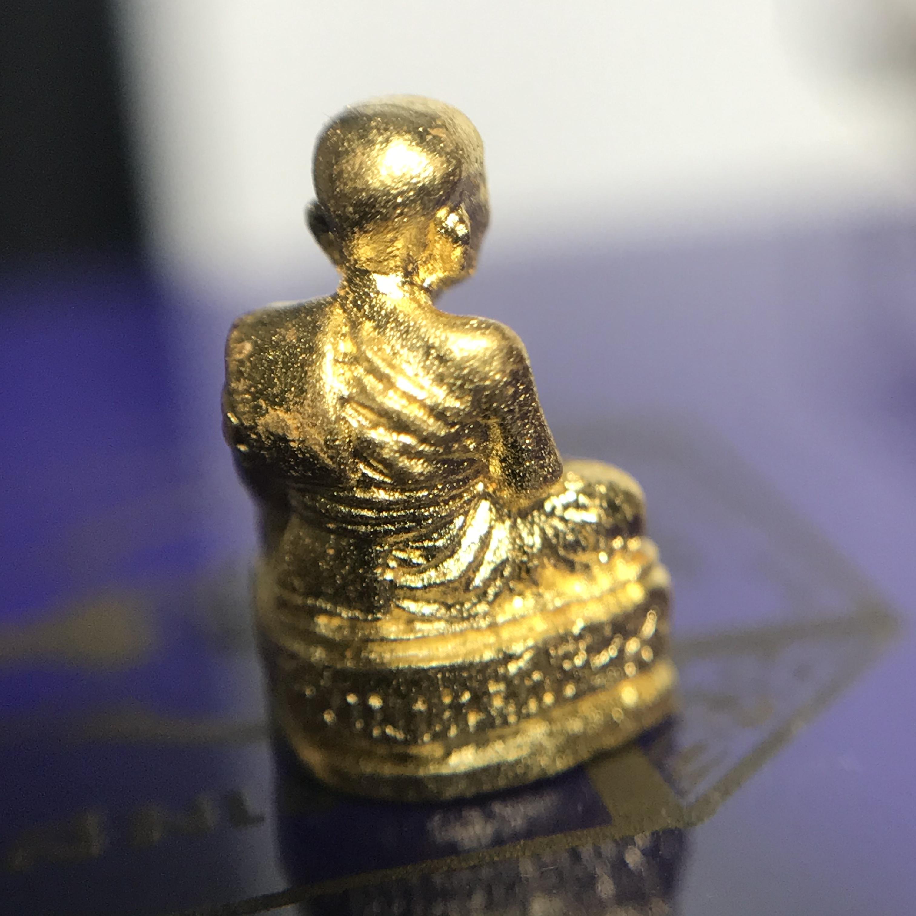 หลวงพ่อทวด สธ. รุ่นสมเด็จเจ้าฟ้ามหาจักรี 48พรรษา จัดสร้างโดยสภากาชาดไทย ปี2546 (รูปหล่อขนาดห้อยคอ) เนื้อทองคำหนัก 2.02 กรัม พร้อมกล่องบรรจุเดิมสวยงาม