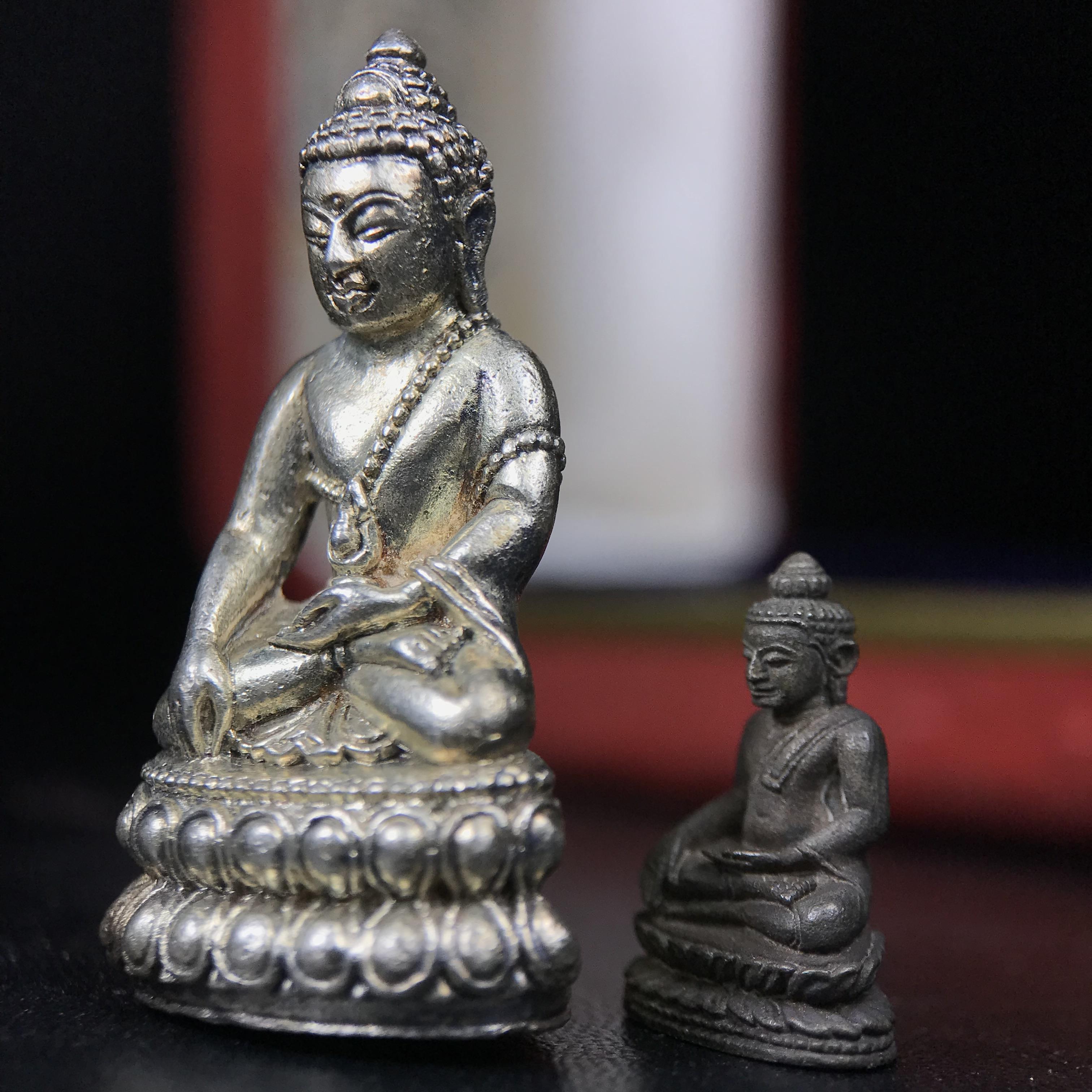 พระกริ่งฉลองพระชนมายุครบ 7 รอบ 84 พรรษา สมเด็จพระสังฆราช(วาสน์) วัดราชบพิธ พ.ศ.2525 เนื้อเงิน ผิวเดิมขึ้นน้ำทองสภาพสวยมาก ในกล่องชุดพิเศษกรรมการ พร้อมพระชัยวัฒน์ เนื้อนวโลหะ ครบชุดสมบูรณ์(งานแกะแม่พิมพ์โดย นายช่างเกษม มงคลเจริญ)(หายาก)