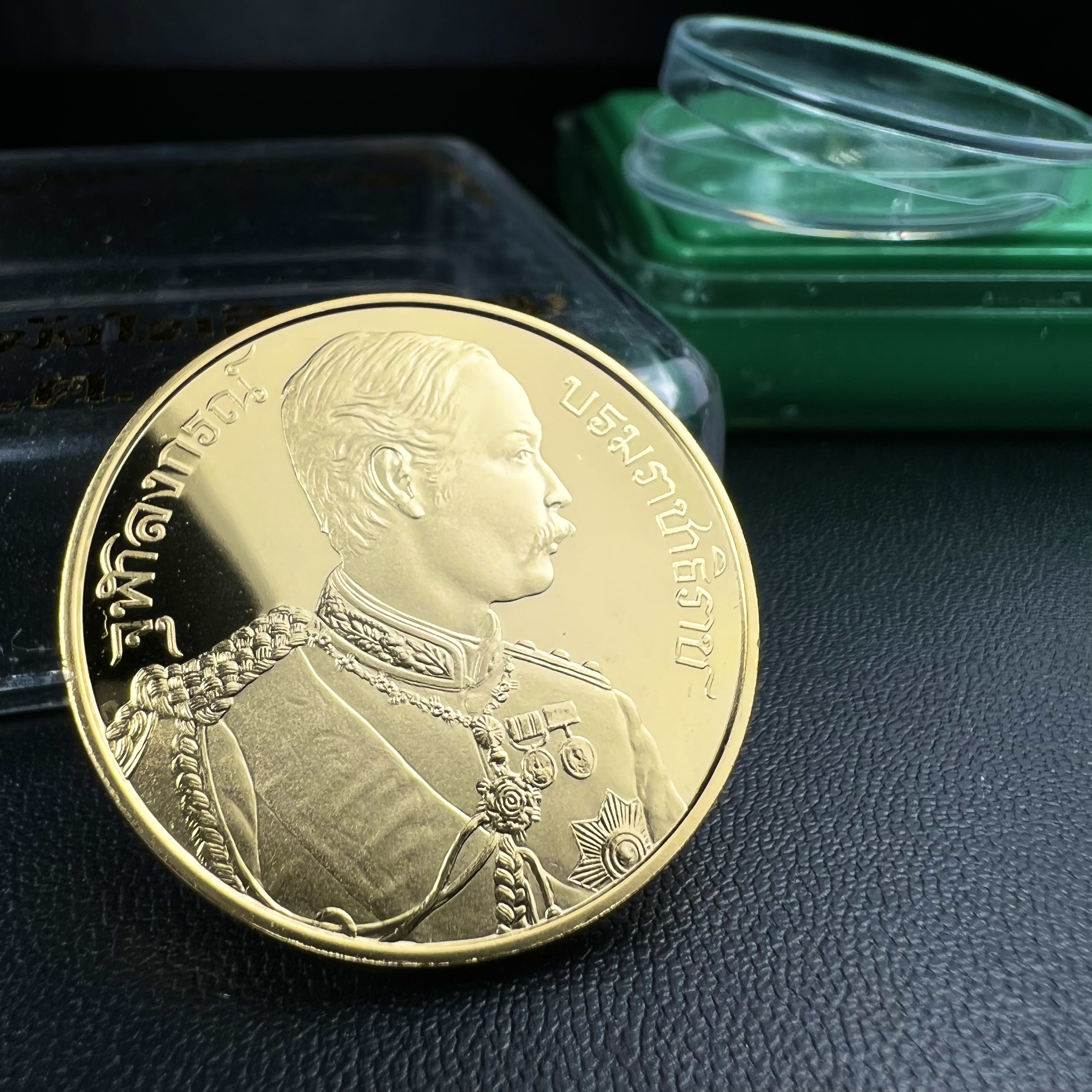 เหรียญเสด็จพ่อ ร.5 พระปิยมหาราช รุ่นบูรณะโบสถ์ พิธีมหาพุทธาภิเษก ณ พระวิหารวัดระฆังโฆสิตาราม ปี2538 เนื้อทองแดงบริสุทธิ์ชุบทองไมครอนขัดเงาสามมิติ ขนาด 3 ซม.(พิมพ์ใหญ่)ผลิตโดยโรงกษาปณ์ ประเทศ ฮังการี ( HUNGARIAN MINT)สภาพสวยดุจทองคำ ผิวกระจก บล็อกนอกสวยงาม
