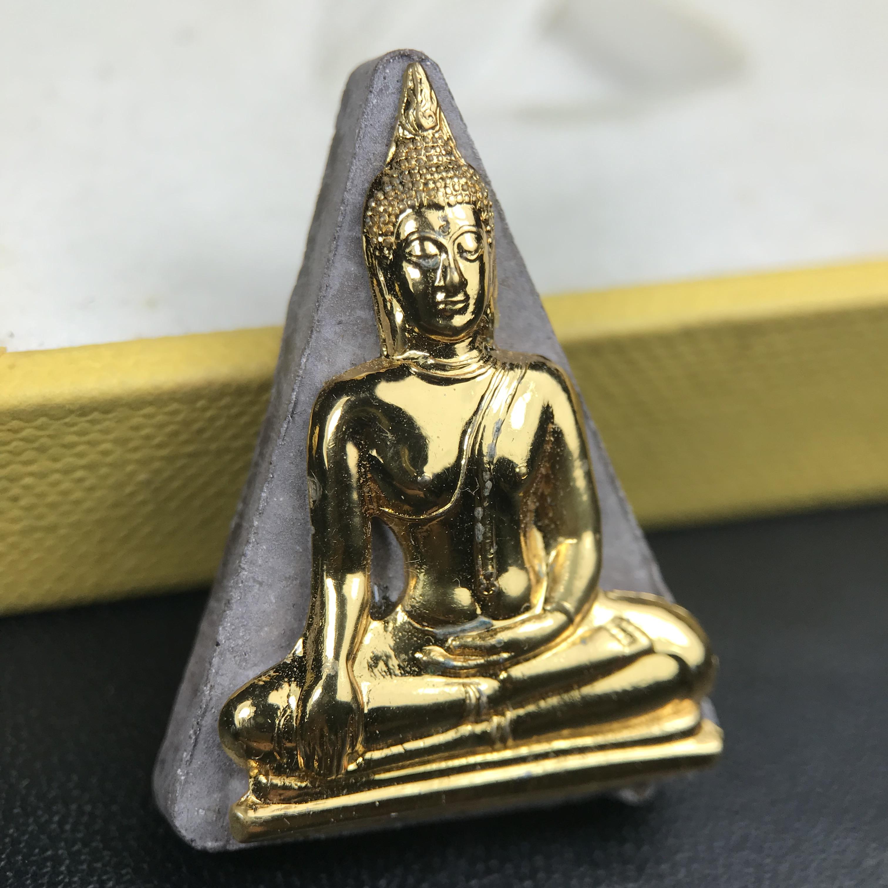 พระพุทธมหาสุวรรณปฏิมากร (หลวงพ่อทองคำ) หลังตรามหามงคลเฉลิมพระชนมพรรษา 80 พรรษา รัชกาลที่9 วัดไตรมิตรวิทยาราม กรุงเทพฯ ปี 2550 พระพิมพ์หน้าทองคำ(หายาก 1 ใน 999 องค์)