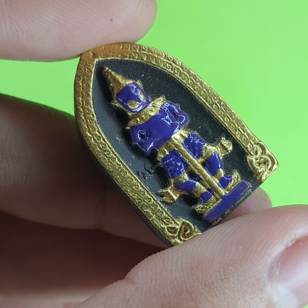 พระเครื่อง ท้าวเวสสุวรรณ เลี่ยมกรอบสีดำ แต่ง สีม่วง รุ่น แก้ปีชง รวยไม่จบ จนไม่เป็น ภัยไม่มี ท้าวเวสสุวรรณ พระแท้ ท้าวเวสสุวัณ