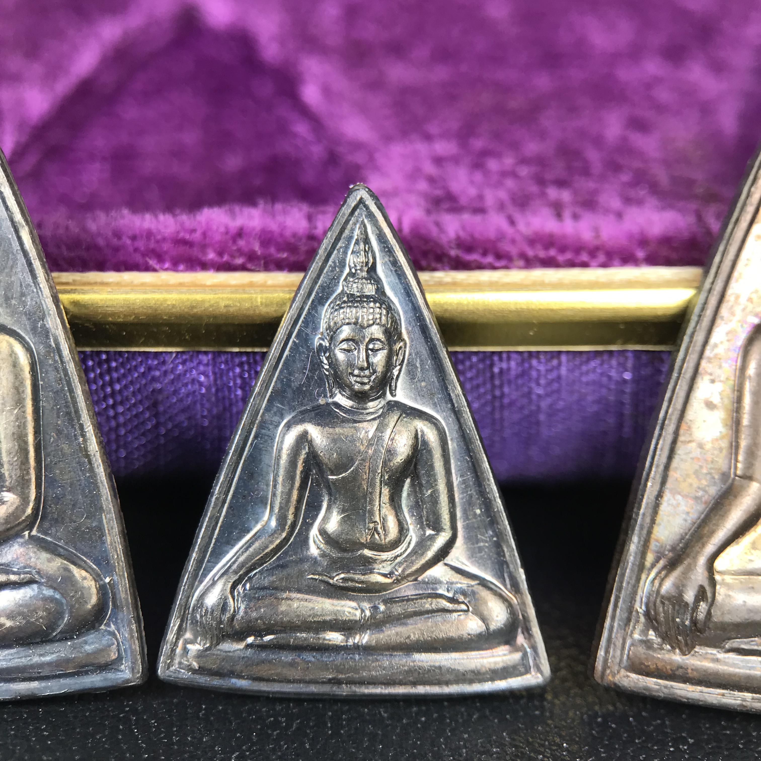 เหรียญสมเด็จนางพญาคุณากร หลัง ญสส. ปี 2532 ชุดเนื้อเงินและเนื้อนวโลหะ พิมพ์ใหญ่คู่พิมพ์เล็ก(ชุดพิเศษกรรมการ 1 ใน 500 ชุด) พิธีใหญ่ สภาพสวยผิวเดิมพร้อมกล่องบรรจุเดิมกำมะหยี่สีม่วงสัญลักษณ์ “สธ” สมเด็จพระเทพฯ ครบสมบูรณ์***ชุดแจกกรรมการพบเจอน้อย หายาก***