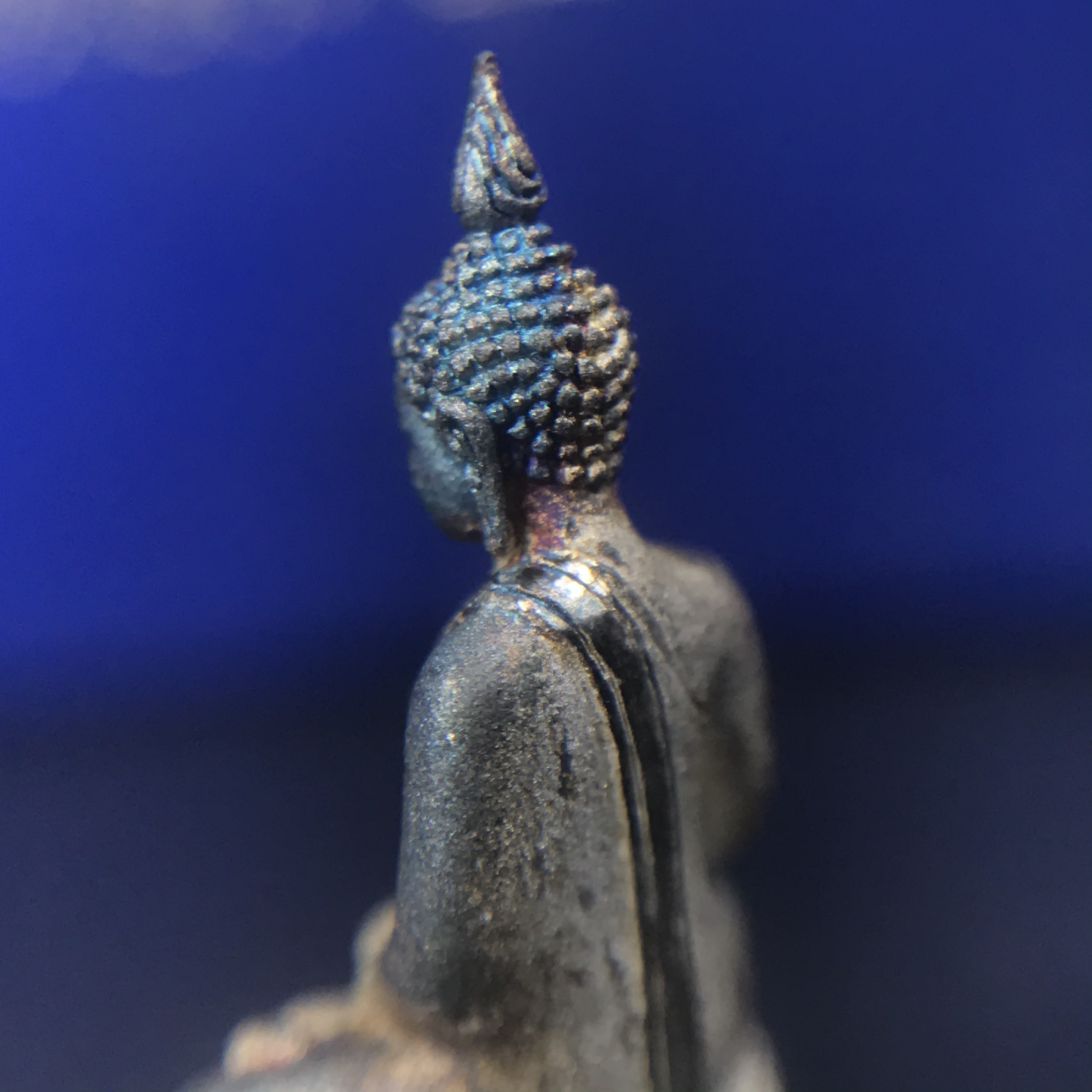 พระชัยวัฒน์พุทธสิหิงค์ ภปร. รุ่นสร้างหอพระธรรมศาสตร์ ปี2542 เนื้อเงิน(ผิวเดิม ขึ้นสีรุ้งธรรมชาติ แบบนิยม) มหาพิธี 3วาระอันยิ่งใหญ่