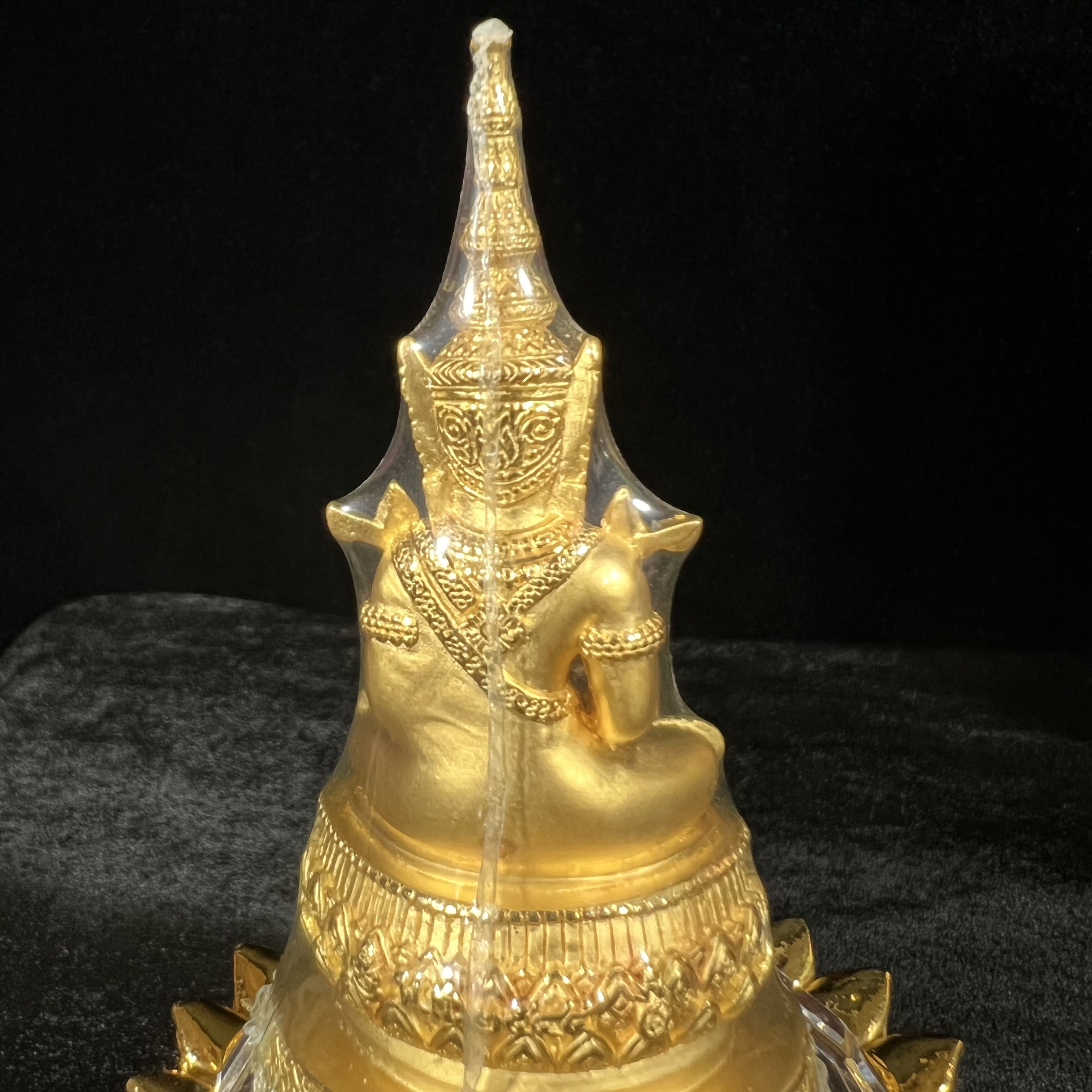 พระแก้วมรกต ภปร.(รุ่นแรก) ปี2545 รุ่นฉลองกรุงรัตนโกสินทร์ครบ 220 ปี หล่อลอยองค์ เนื้อทองคำบริสุทธิ์99.99% ขนาดบูชา 50*90 มม. พร้อมฐานวางครอบแก้วเดิมกล่องบรรจุเดิมครบสมบูรณ์(สวยงามและหายากมาก)(1ใน1000องค์)