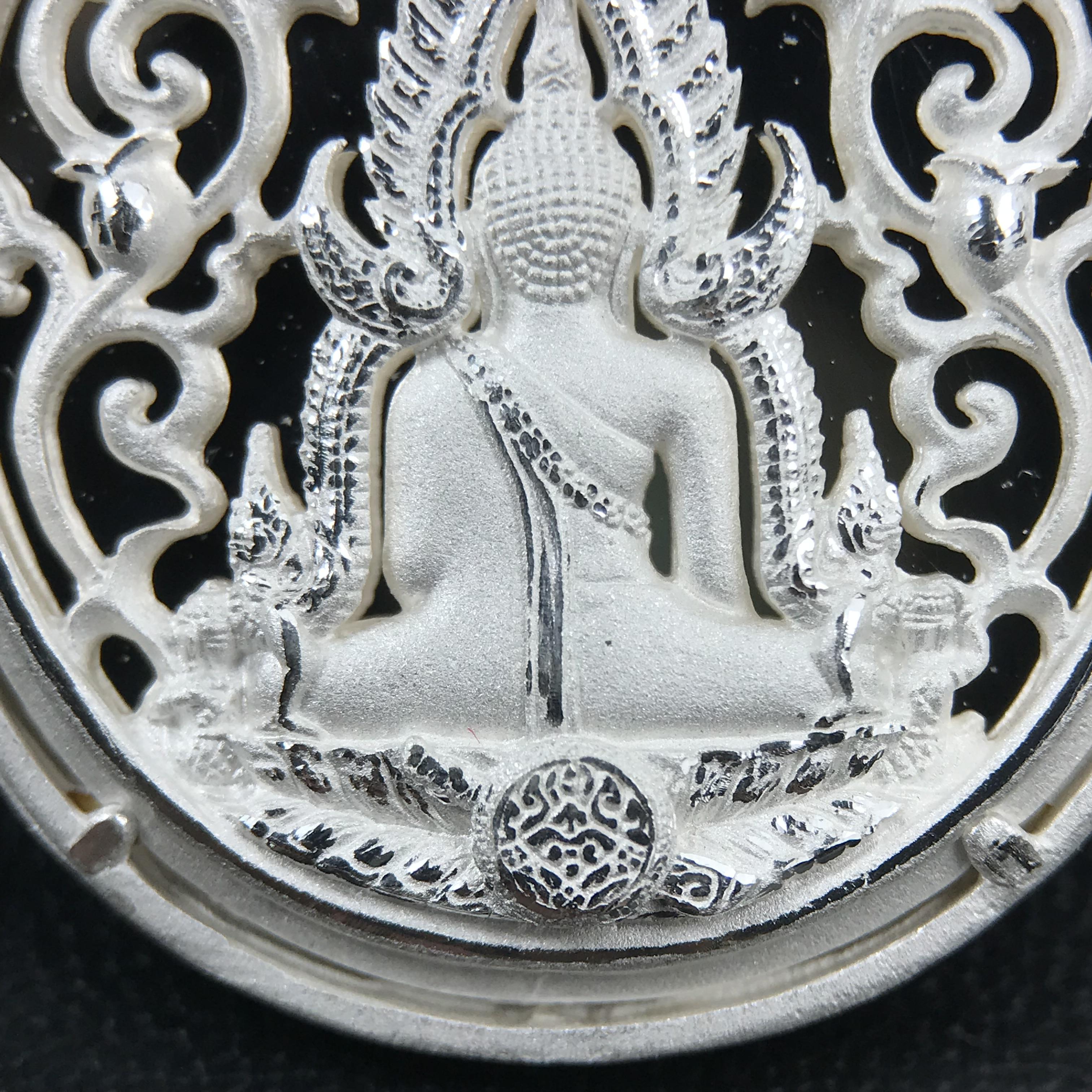 พระพุทธชินราช รุ่น ประวัติศาสตร์ มูลนิธิเพื่อตำรวจไทยจัดสร้าง ปี 2562 เนื้อเงินขัดเงา พิมพ์เหรียญรูปไข่ฉลุลายไทย พิมพ์ใหญ่ พระพุทธชินราช แบบจิวเวอร์รี่ (ขนาดสูง 2.9 ซม.) (สภาพ สวย ซีนซองเดิม กล่องบรรจุเดิมครบสมบูรณ์)