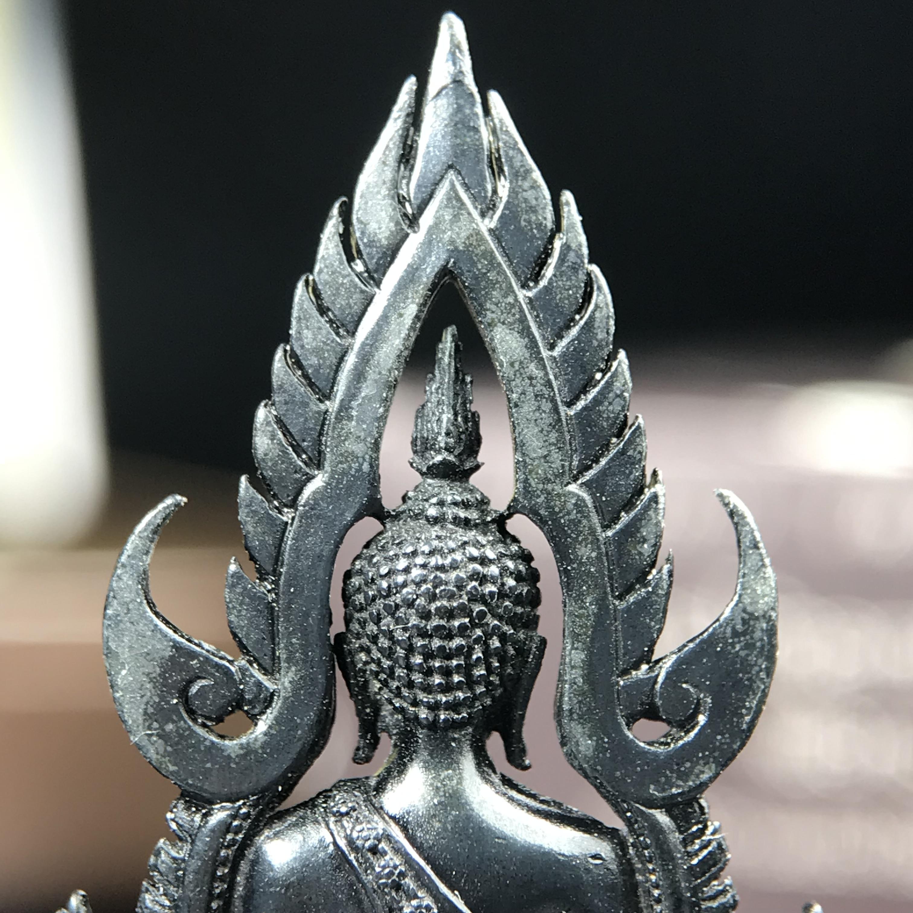 พระพุทธชินราช ภปร. โครงการ "เพราะแผ่นดินนี้ คือ แผ่นดินเกิด" ปี2548(รุ่นแรก) ลอยองค์ หน้าตัก 1/2 นิ้ว(ขนาด 3.5 x 2.5 ซม.) เนื้อเงินรมดำ(พุทธศิลป์จำลองเมื่อครั้งลอกทอง ครั้งที่3 เมื่อปี2547 ร้อยปีจะมีสักครั้ง "พระพุทธชินราชองค์ดำ")