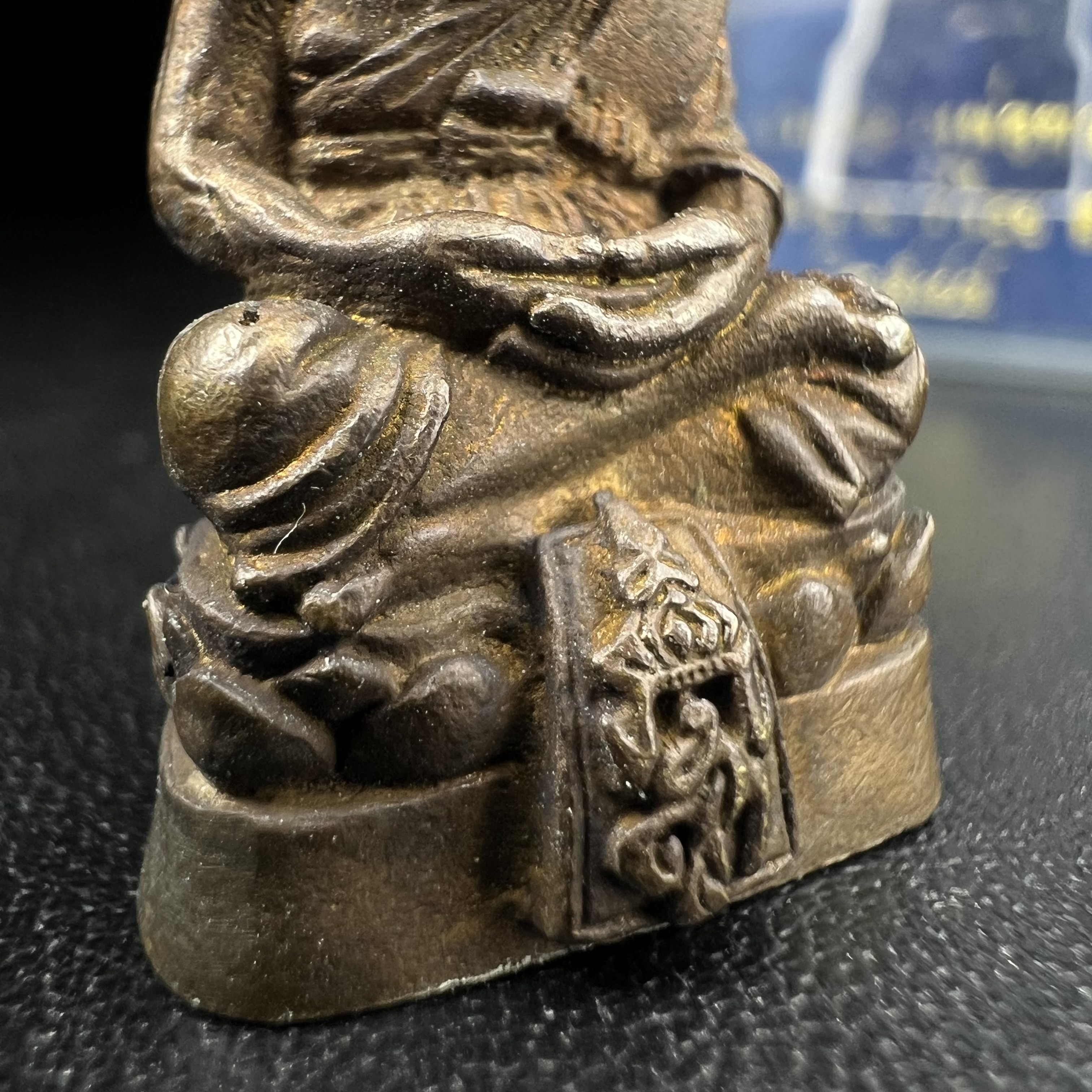 หลวงพ่อทวด พระนามาภิไธย สก. วัดห้วยมงคล จ.ประจวบคีรีขันธ์ ปี 2544(รุ่นแรก) รูปหล่อลอยองค์ ขนาดห้อยคอ หน้าตัก 1.5 ซม. พิมพ์ลอยองค์เนื้อสัตตะโลหะหล่อโบราณ(โลหะผสมรมดำ)(คัดสภาพสวยสมบูรณ์)(คุ้มครองปลอดภัย แคล้วคลาด พิธีใหญ่ มวสสารดี)