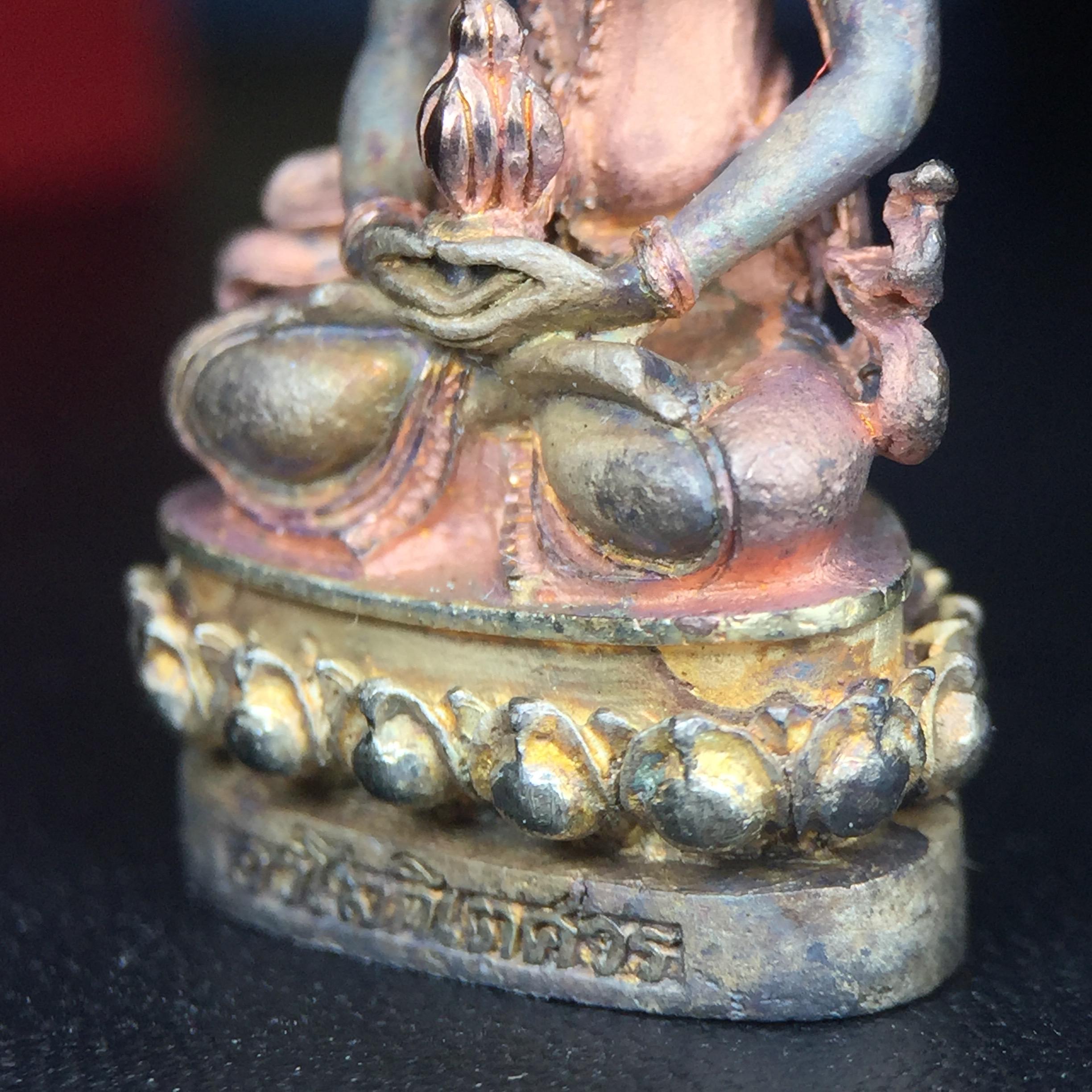 พระกริ่งอวโลกิเตศวร ( เจ้าแม่กวนอิม ) วัดโพธิ์แมนคุณาราม รุ่นอุดมโภคทรัพย์ พ.ศ.2539 เนื้อเงิน 3 กษัตริย์ พ่นทราย(ผิวเดิม ขึ้นสีรุ้งธรรมชาติ แบบนิยม เสน่ห์ของพระเนื้อเงิน) (พร้อมกล่องบรรจุการ์ดใบรับรองเดิมครบ) (อีกหนึ่งรุ่นยอดนิยม พุทธศิลป์สวยงดงาม)