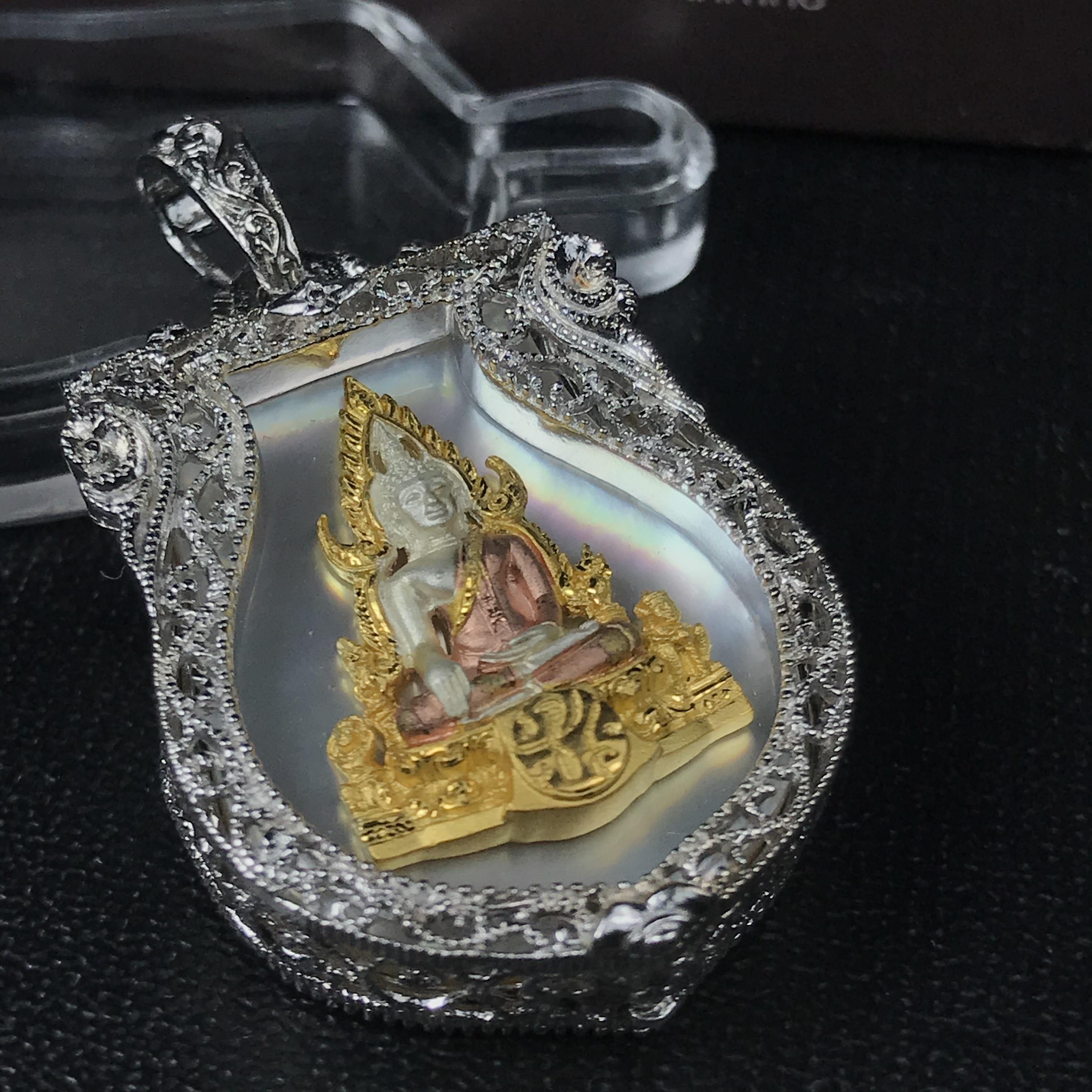 พระพุทธชินราช ภปร. โครงการ "เพราะแผ่นดินนี้ คือ แผ่นดินเกิด" ปี2548(รุ่นแรก) เหรียญทรงเสมา ขนาด 21 x 29 มม.เนื้อเงินสามกษัตริย์ องค์พระชุบสามกษัตริย์ ล้อมด้วยกรอบเงินชุบทองคำขาวสลักเสลาเป็นลวดลายละเอียดอ่อน ส่วนพื้นองค์พระเป็นเปลือกหอยมุขงดงาม